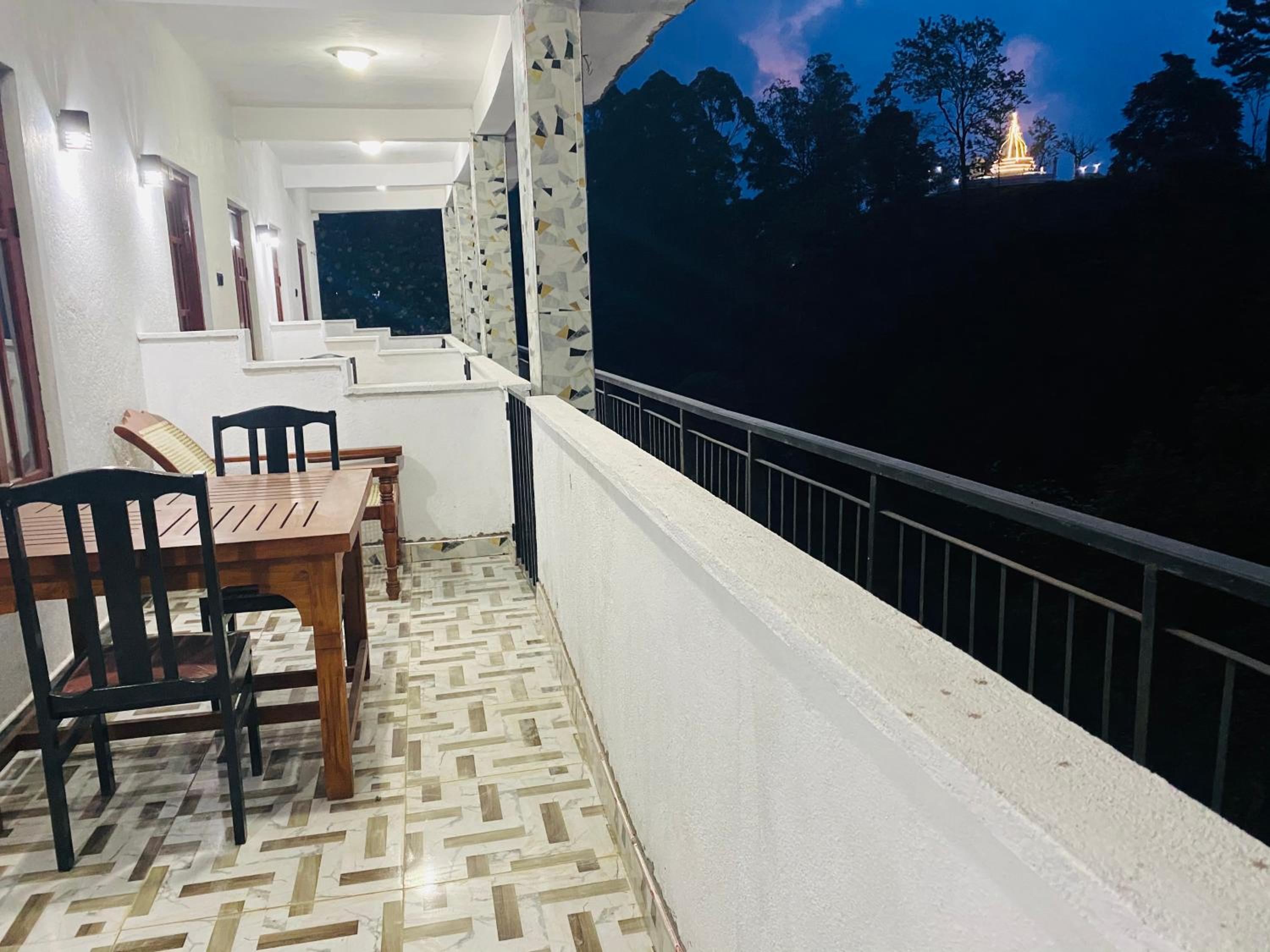 Family Room with Balcony photo 3