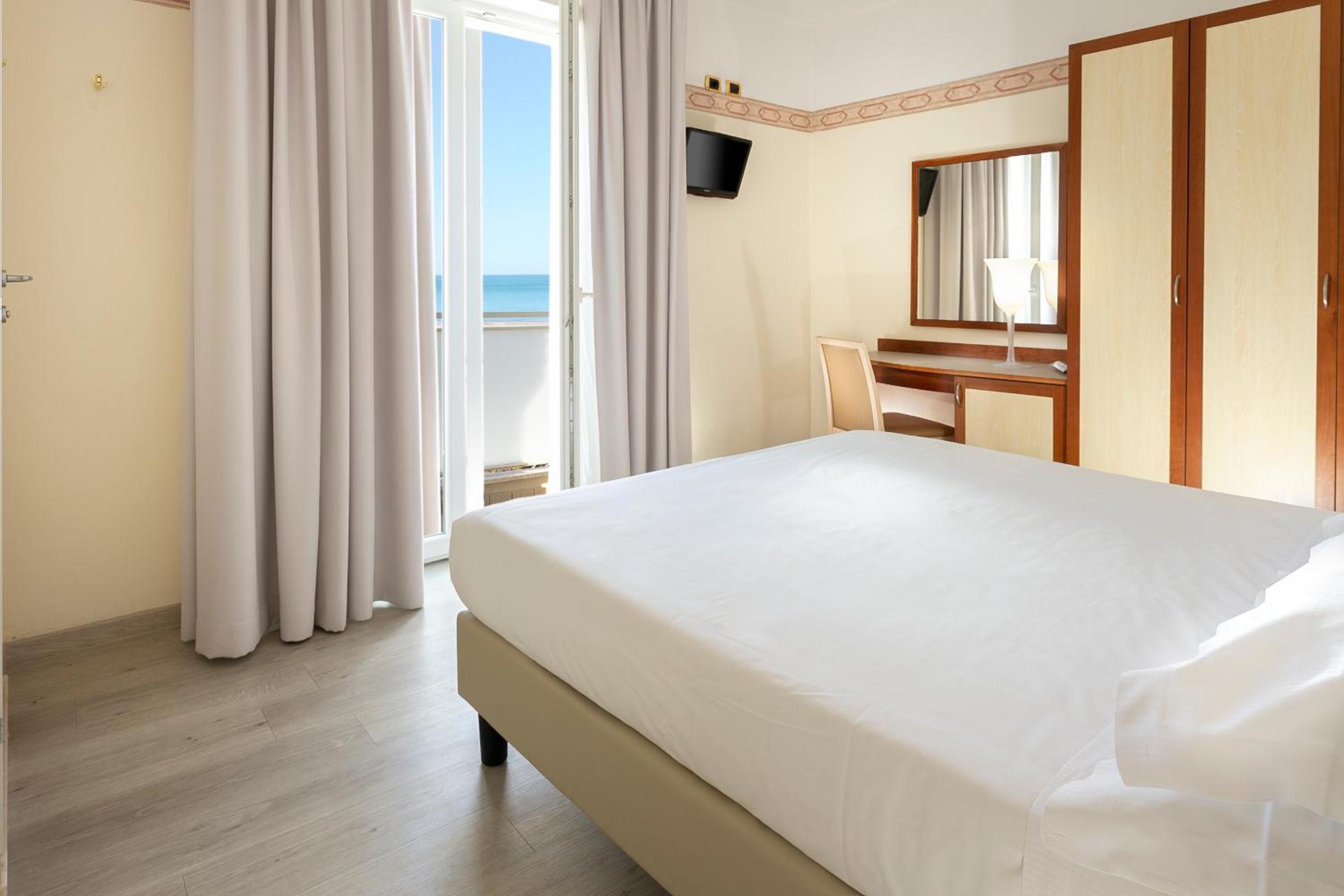 Double or Twin Room with Sea View