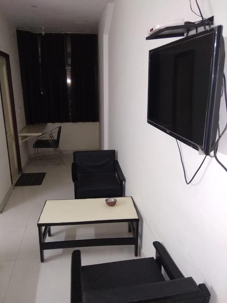 Budget Double Room - Photo 8