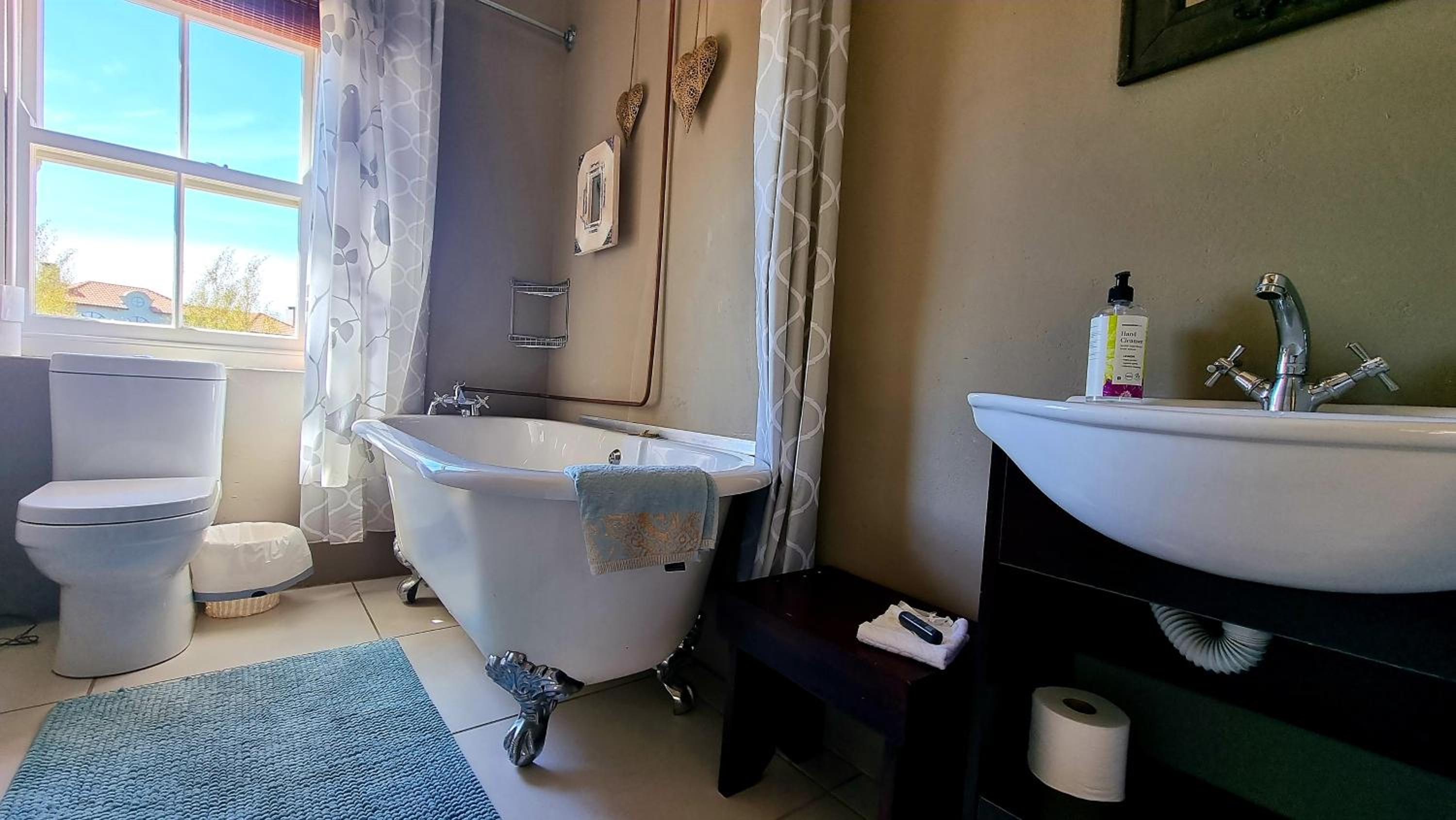 Double Room with Pool View - Photo 17