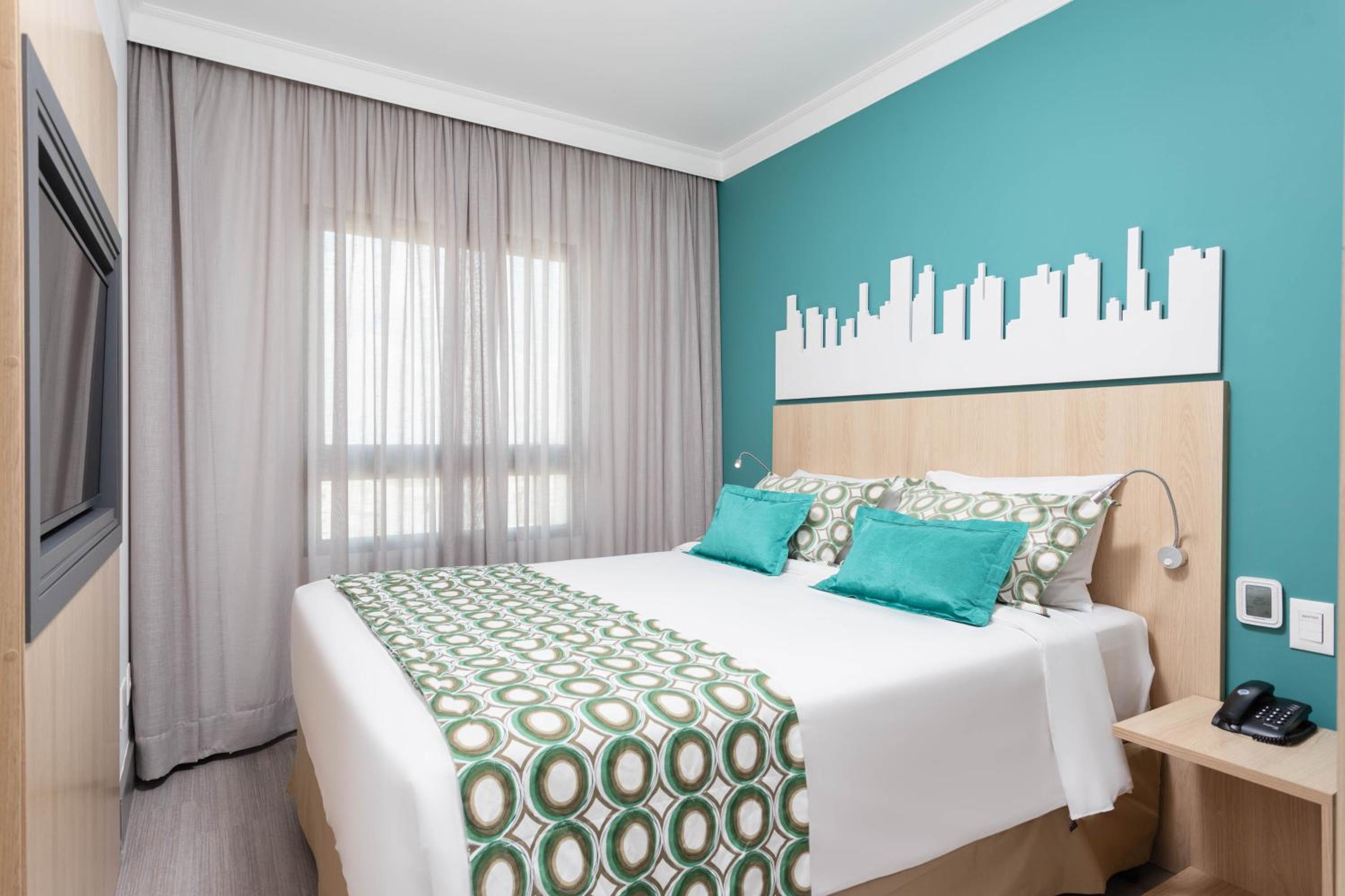 Executive Suite with One Queen Bed thumbnail 6