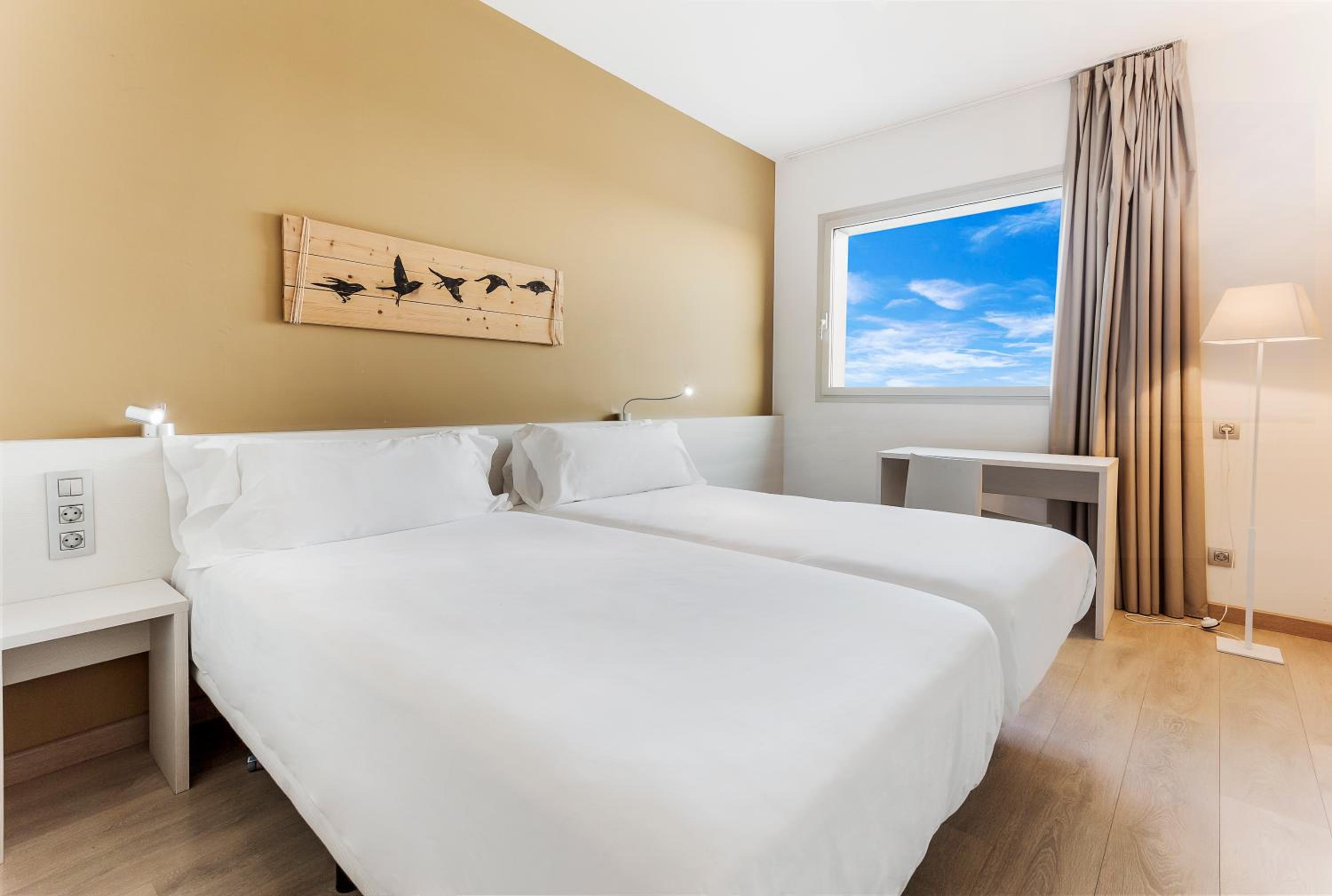 Twin Room thumbnail 5