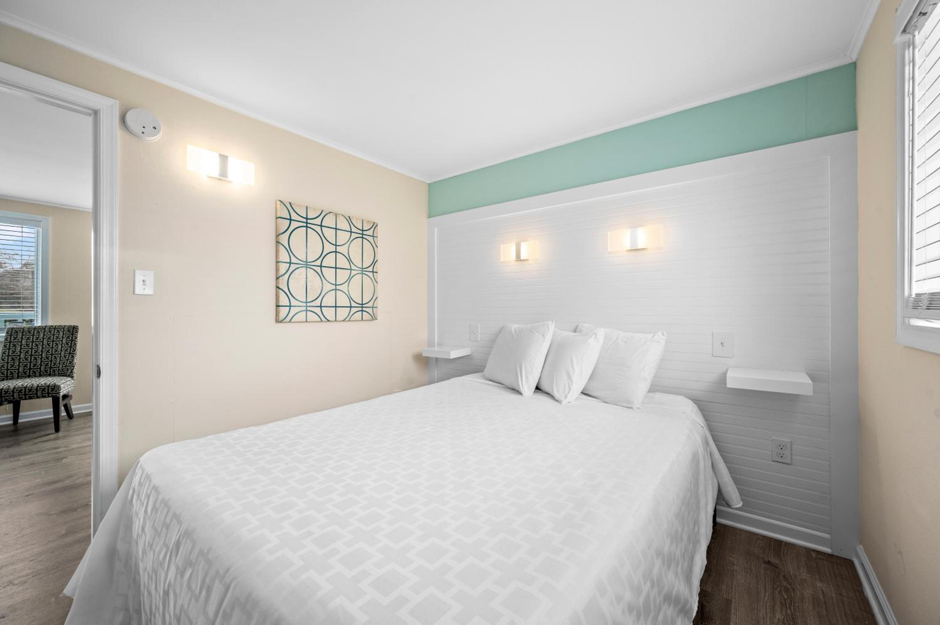 Deluxe Queen Suite photo 3