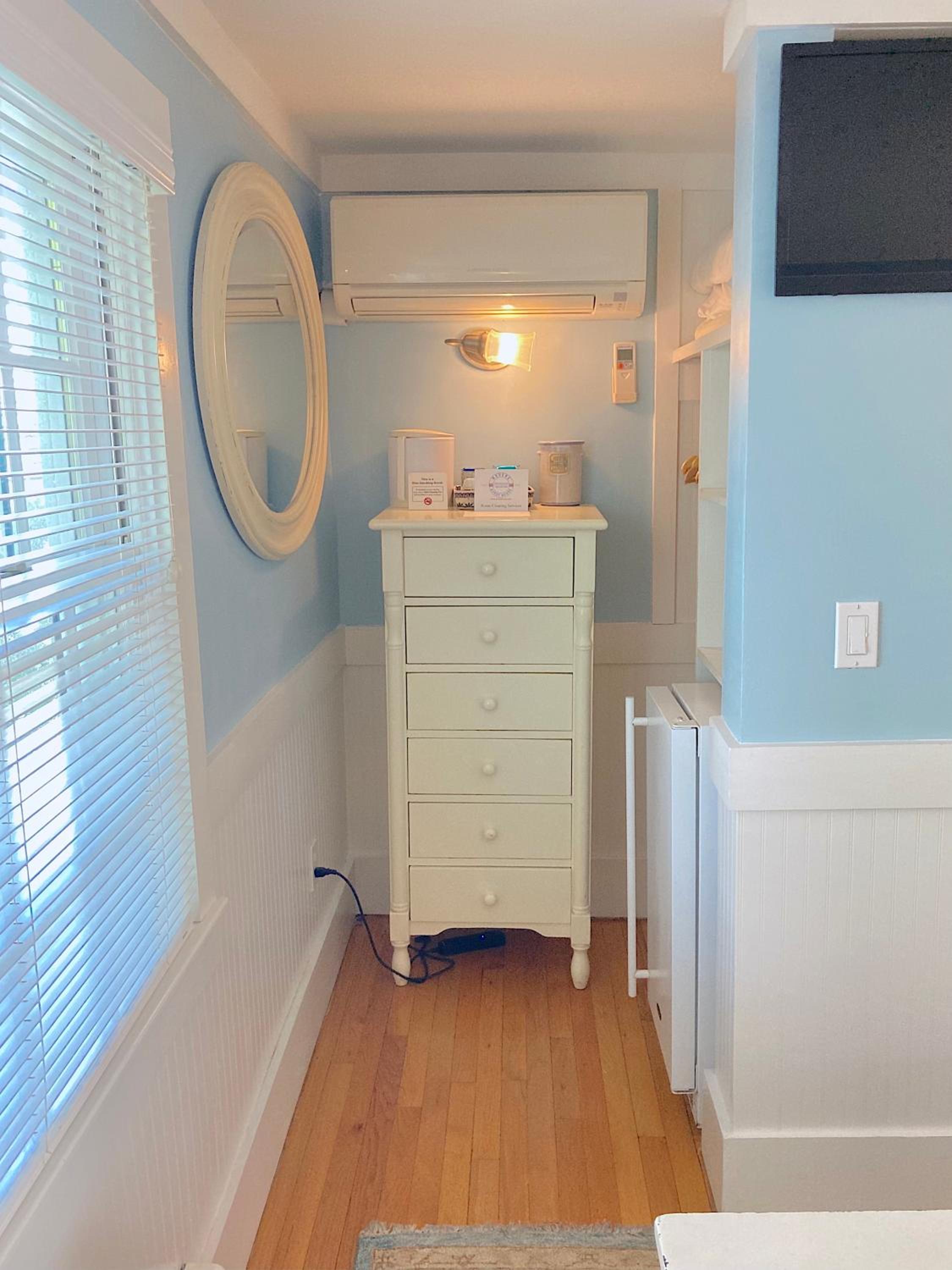 Queen Room with Private Bathroom photo 2
