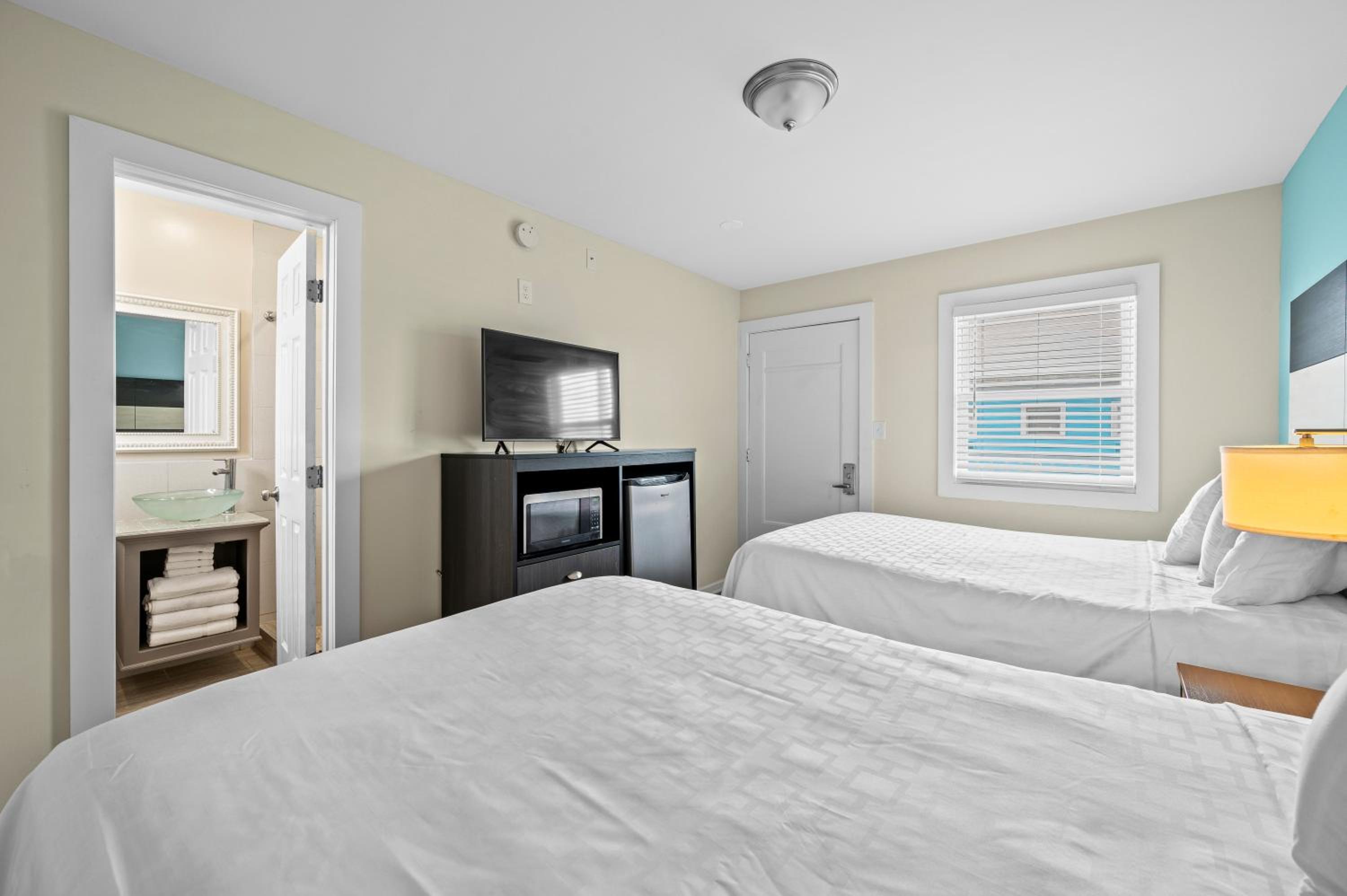 Standard Room with Two Double Beds photo 2
