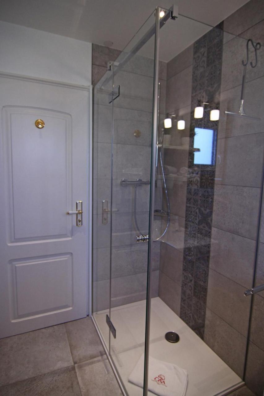 Apartment with Balcony - Photo 11