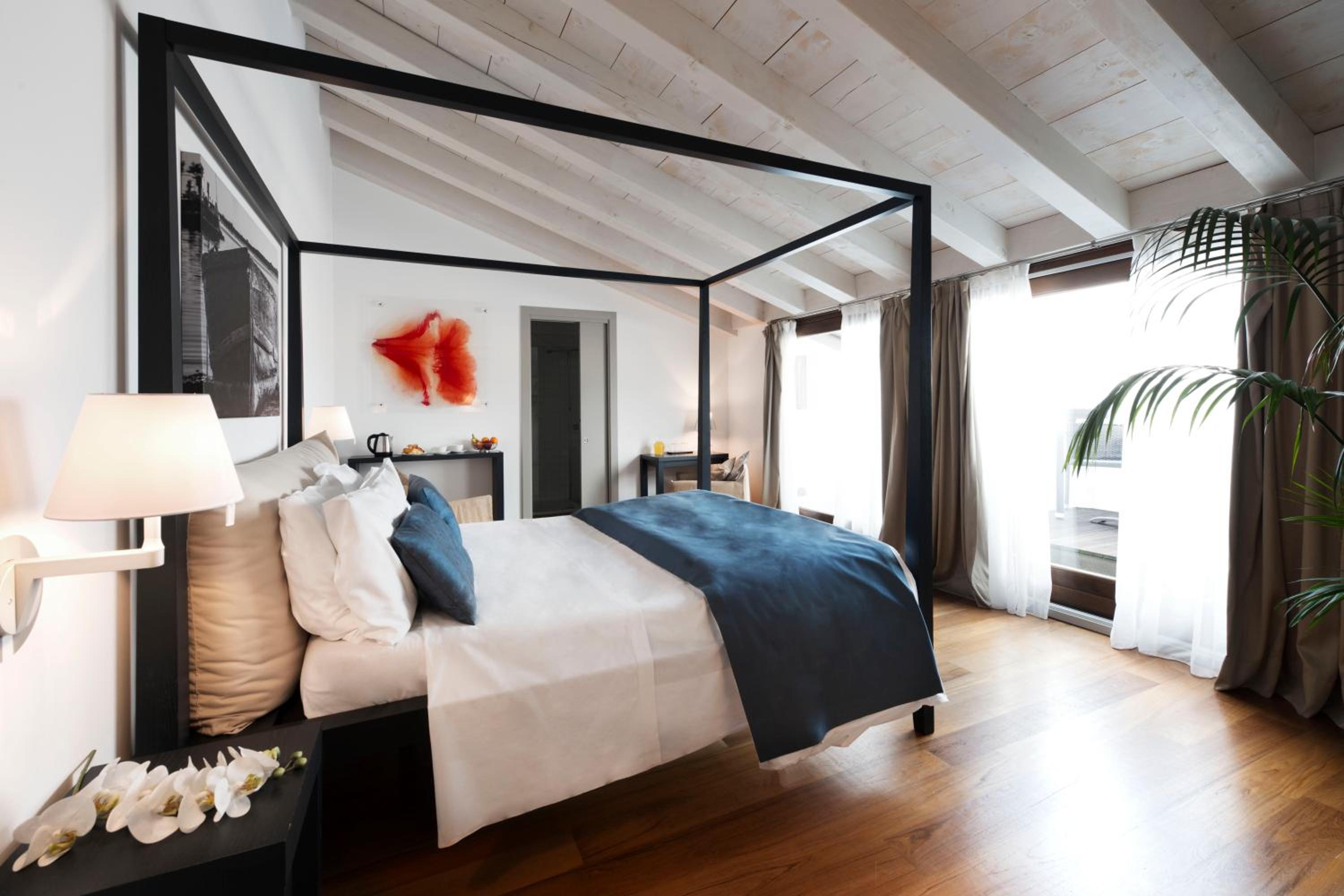 Suite with Lake View - Photo 8
