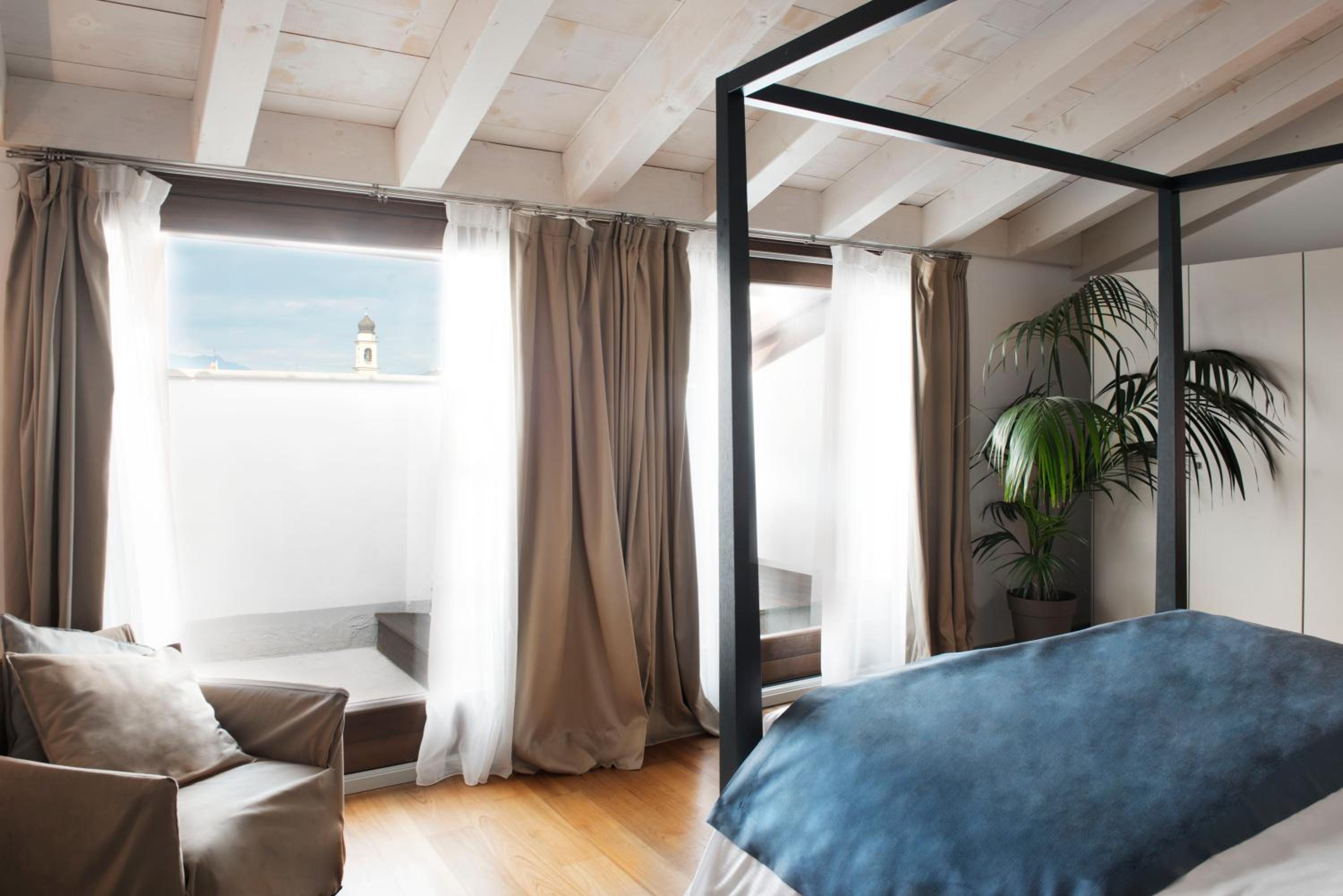 Suite with Lake View - Photo 2