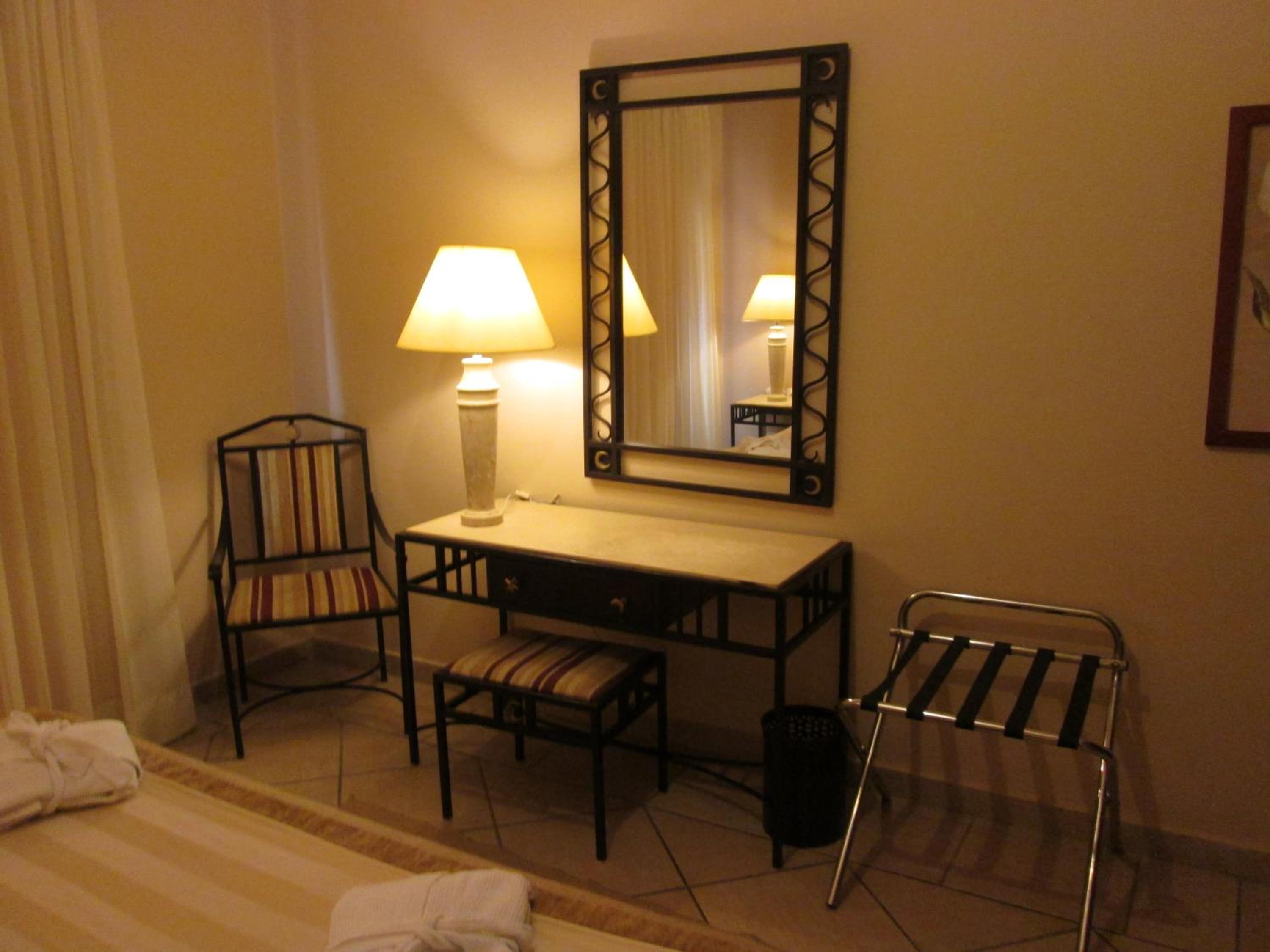 Suite ( 2 Adults + 1 child ) - Photo 4