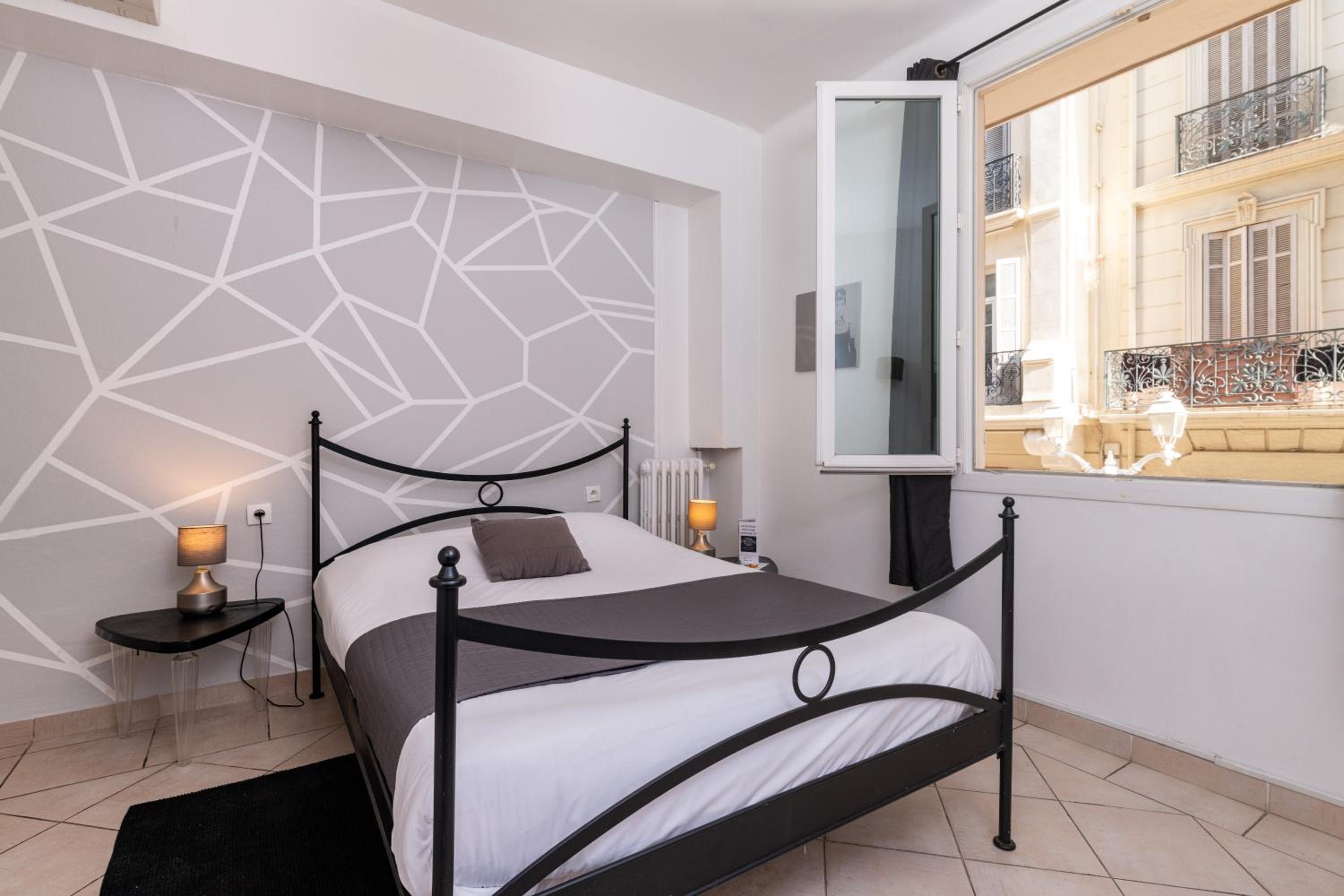 Standard Double Room - Photo 8