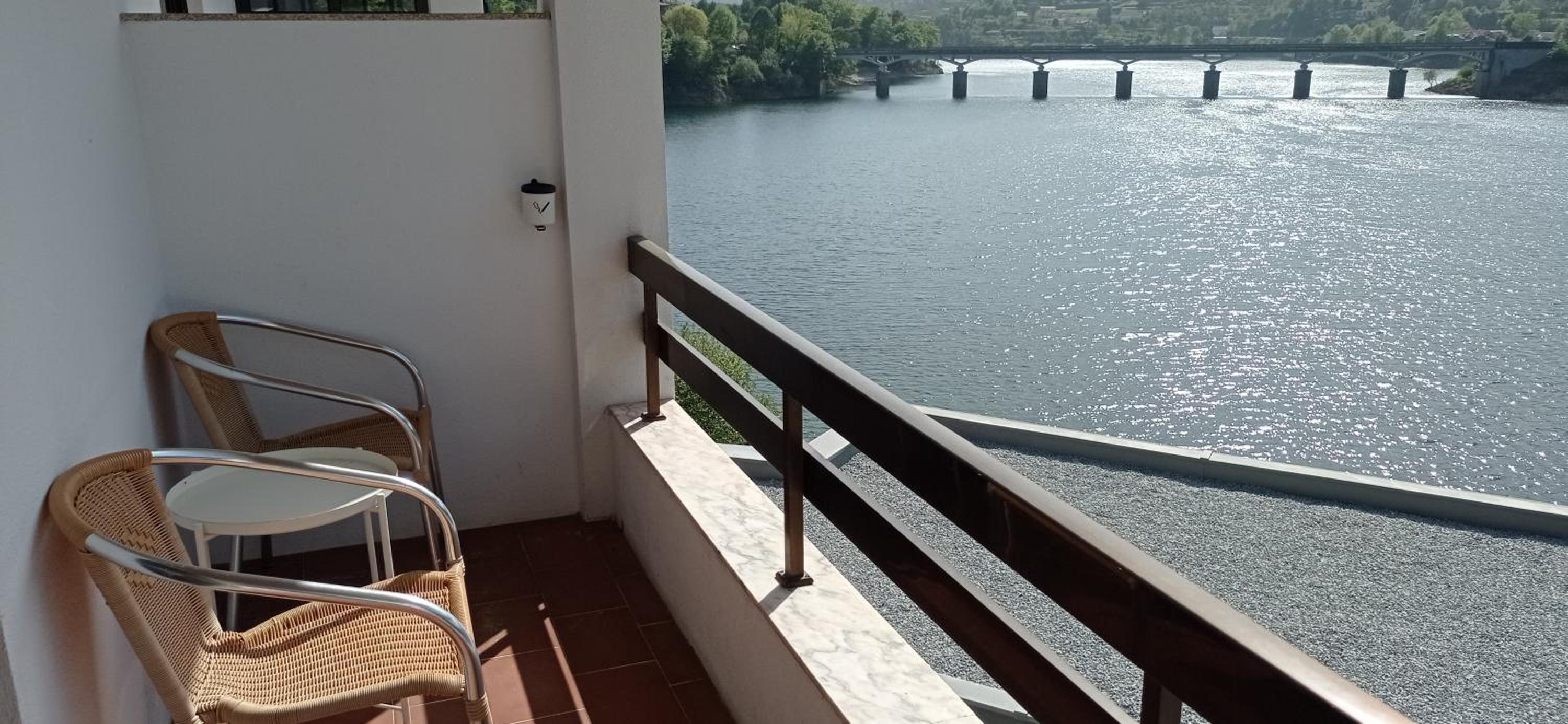 Double Room with Balcony and River View - Photo 11