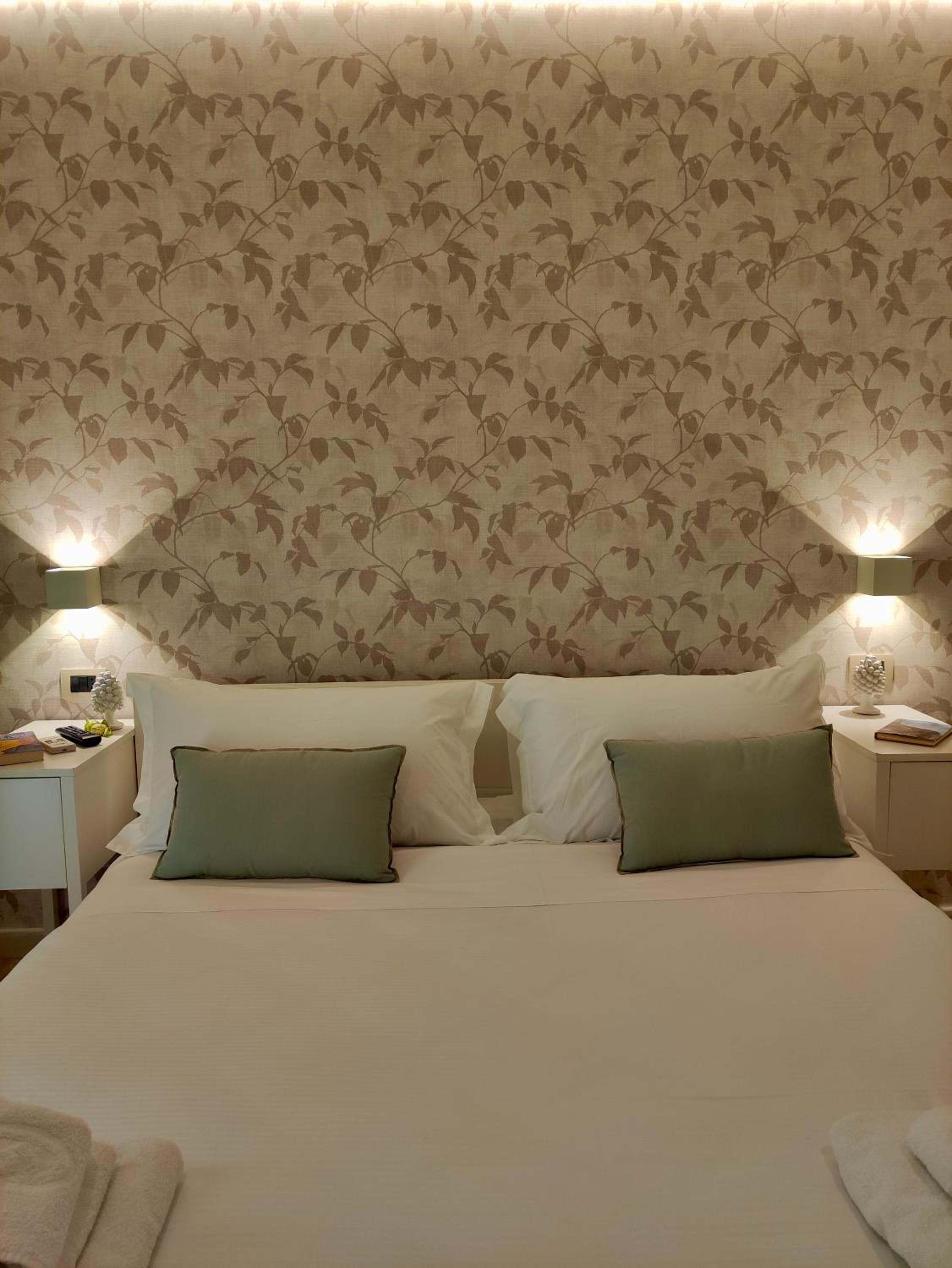 Deluxe Double Room with Balcony photo 2