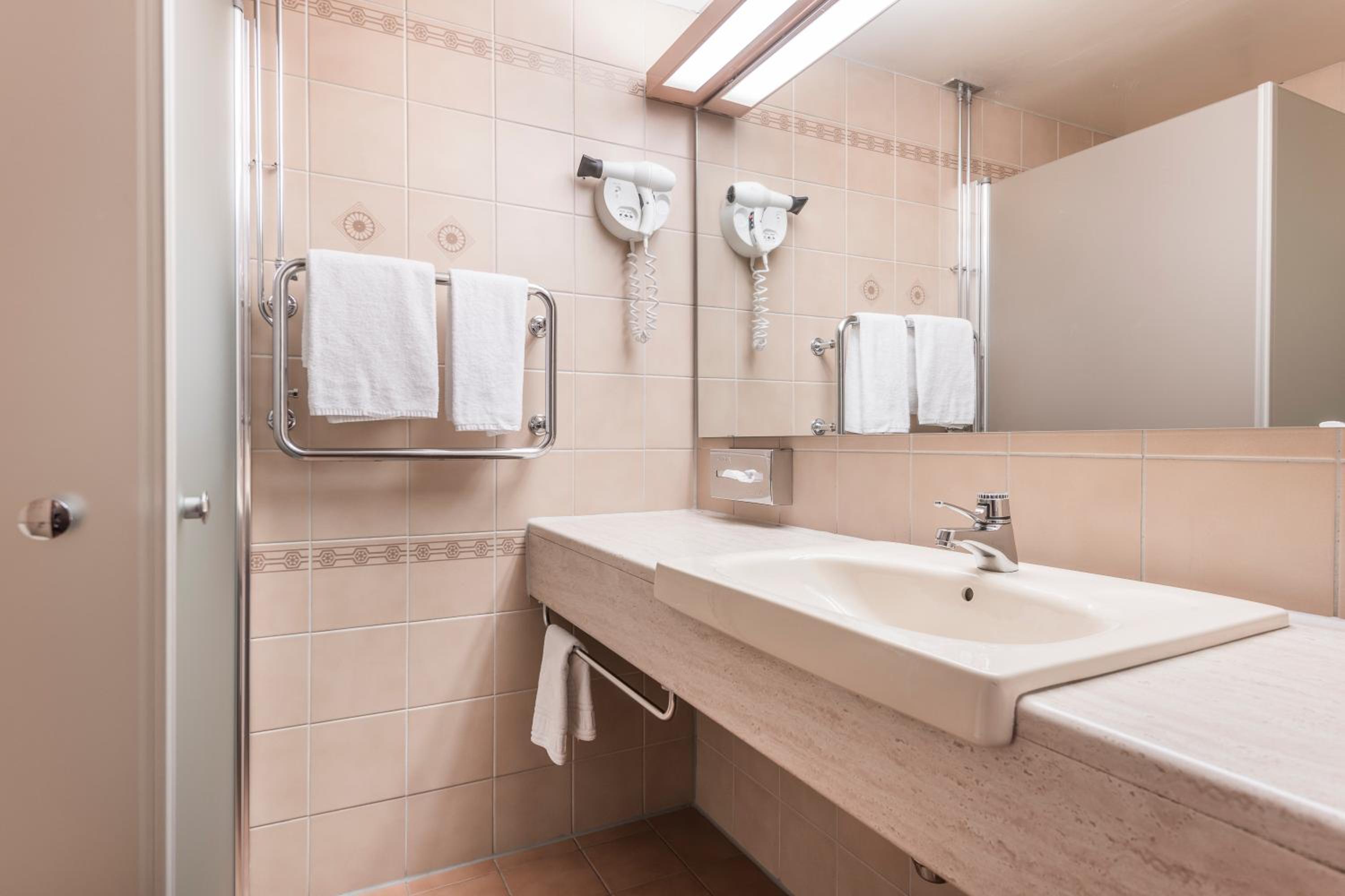 Standard Twin Room - Photo 3