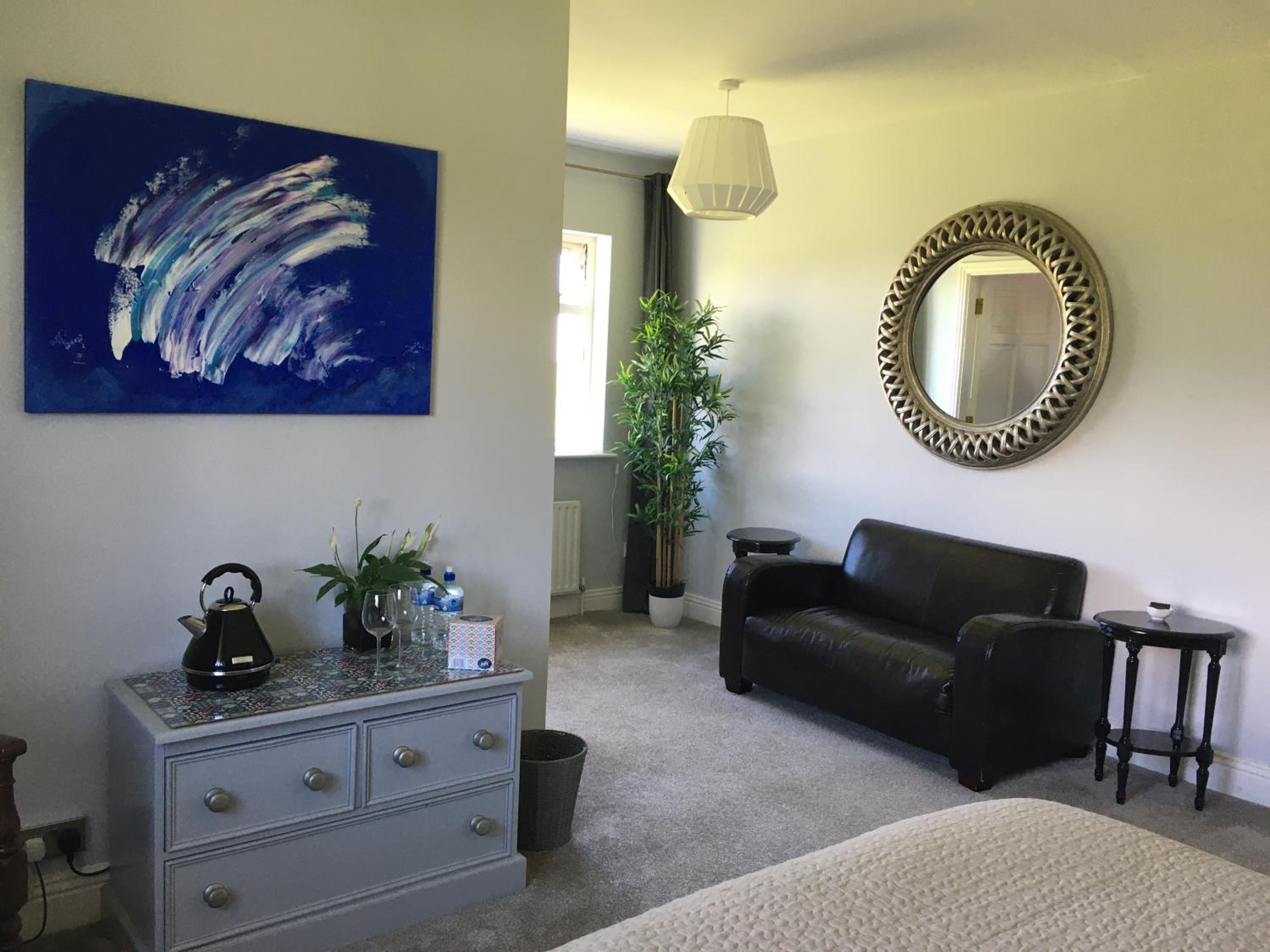 Deluxe Queen Suite - Photo 10