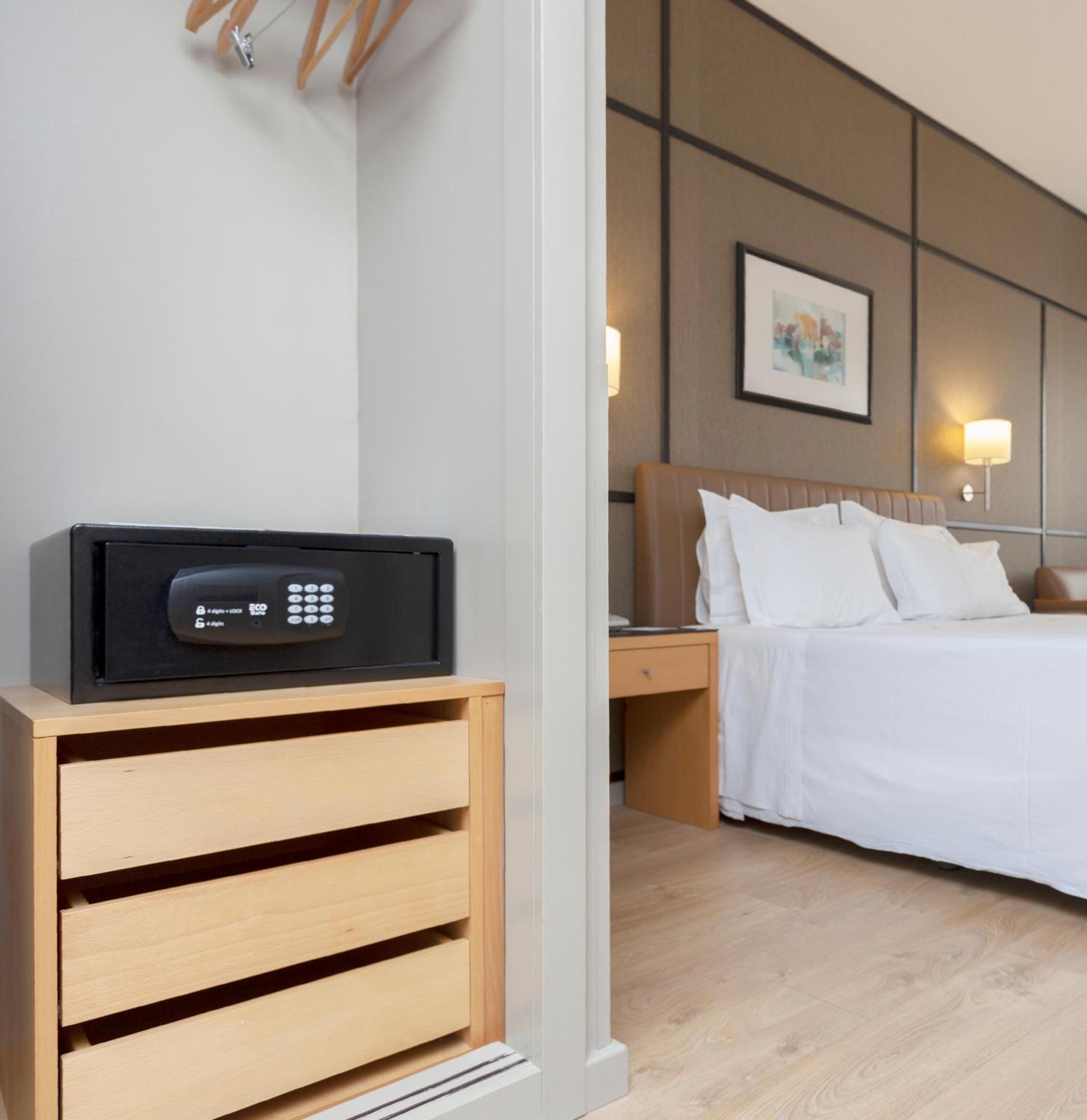 Standard Twin Room - Photo 6
