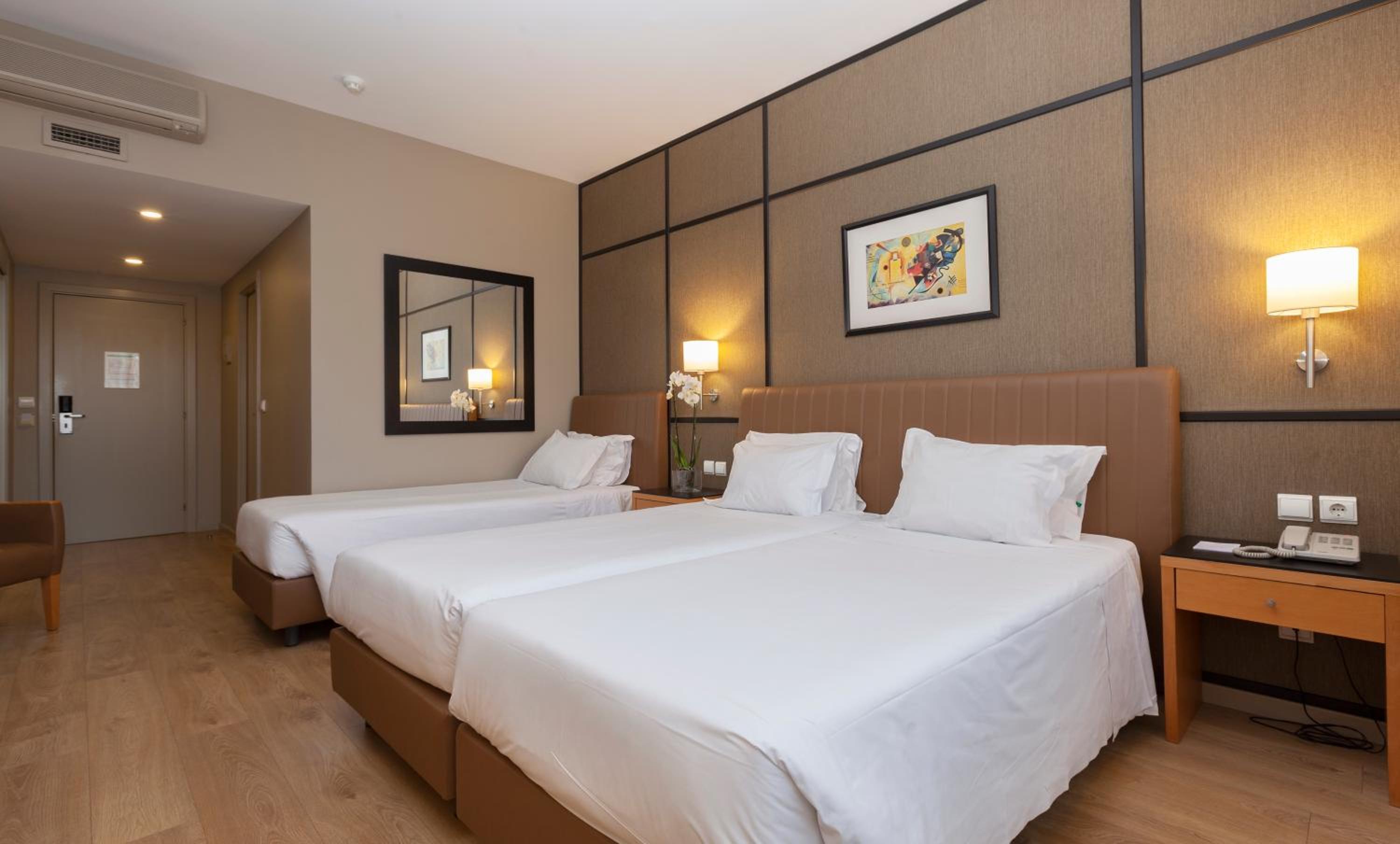 Standard Twin Room with Extra Bed - Photo 4