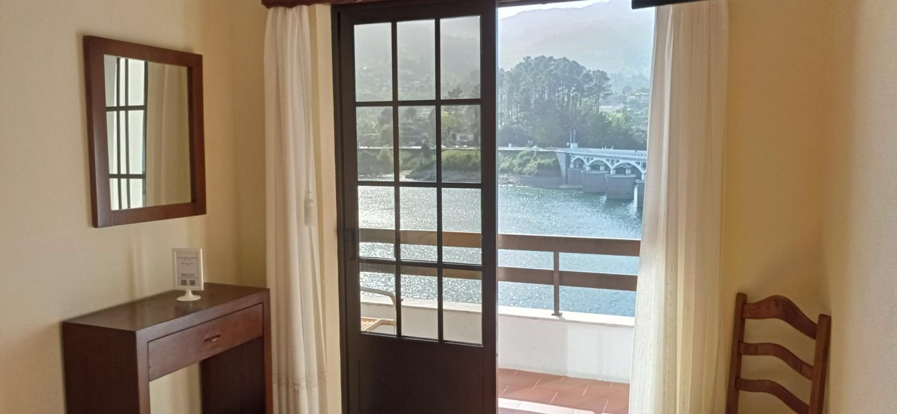 Double Room with Balcony and River View - Photo 9