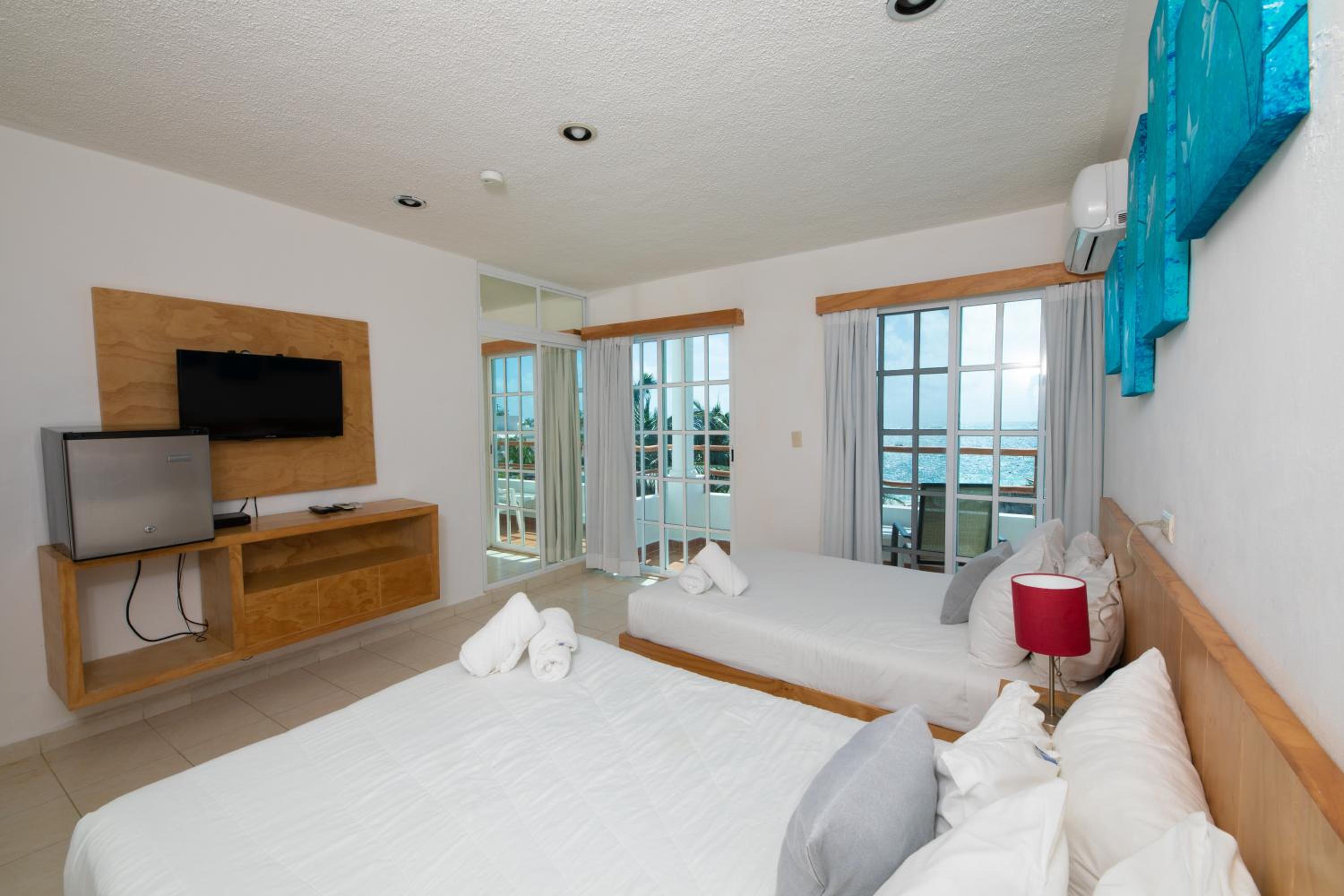Deluxe Double Room with Side Sea View - Photo 2