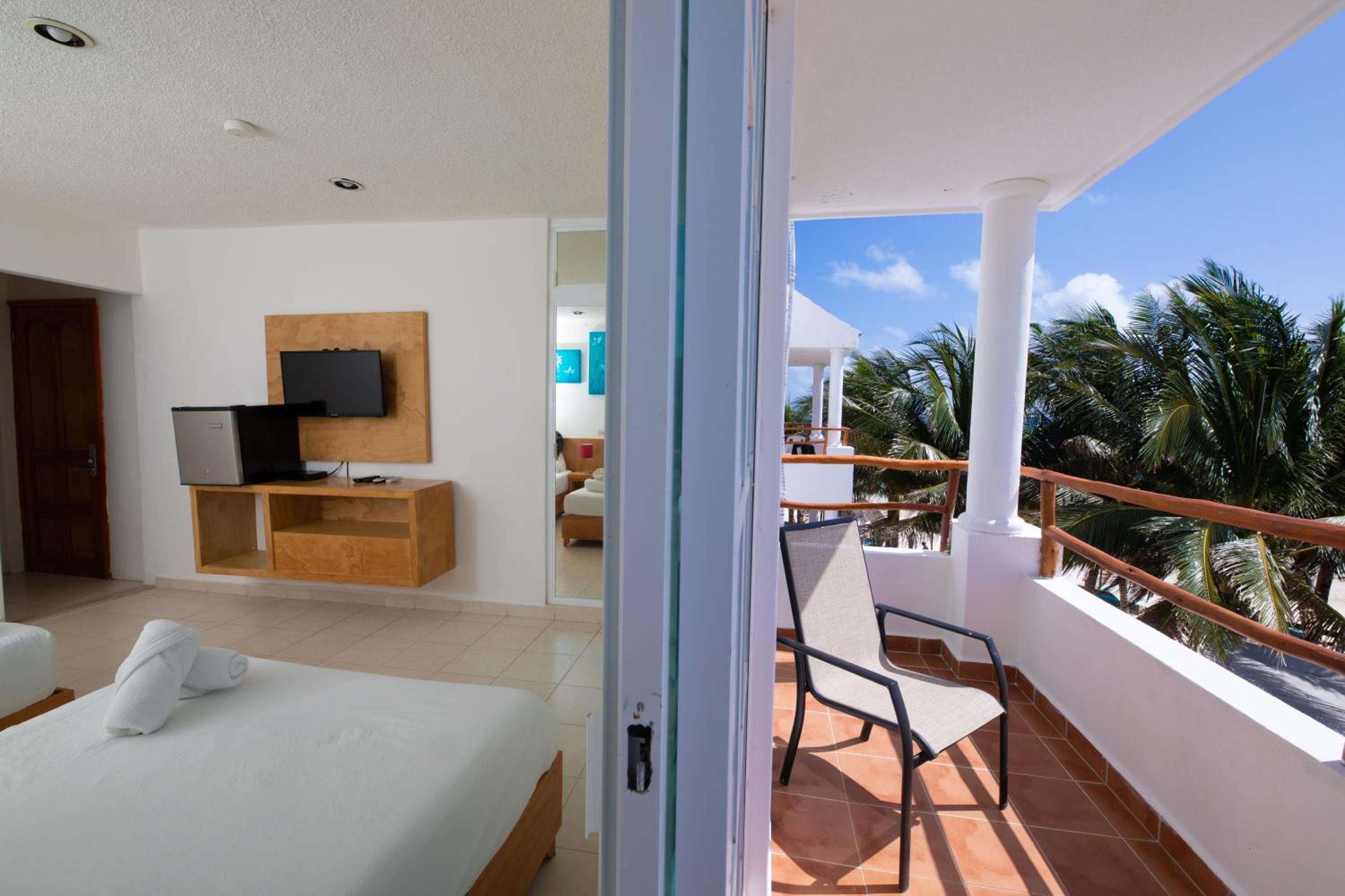 Deluxe Double Room with Side Sea View - Photo 4