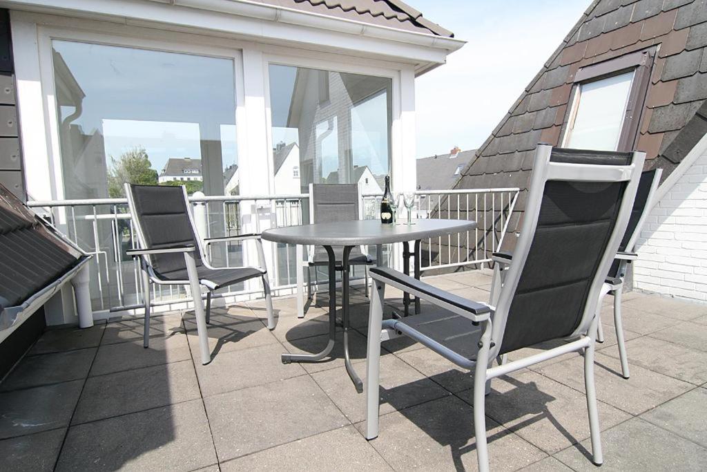 Apartment with Balcony photo 2