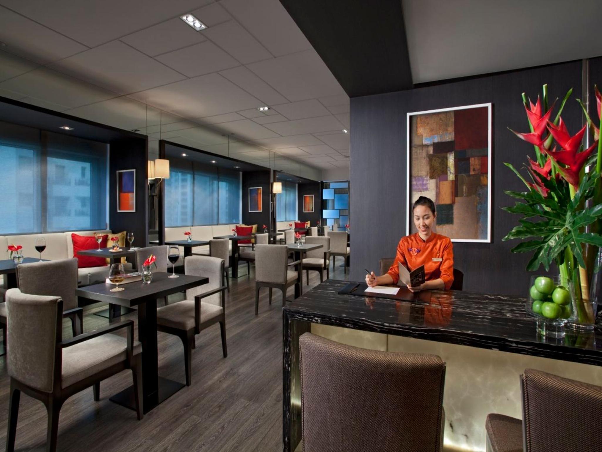Premier Club King Room thumbnail 5