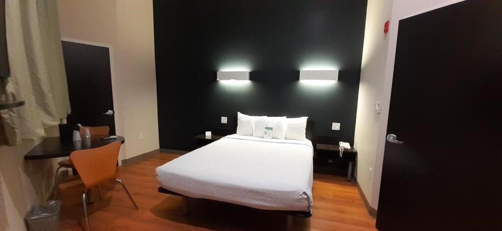 Queen Room photo 2