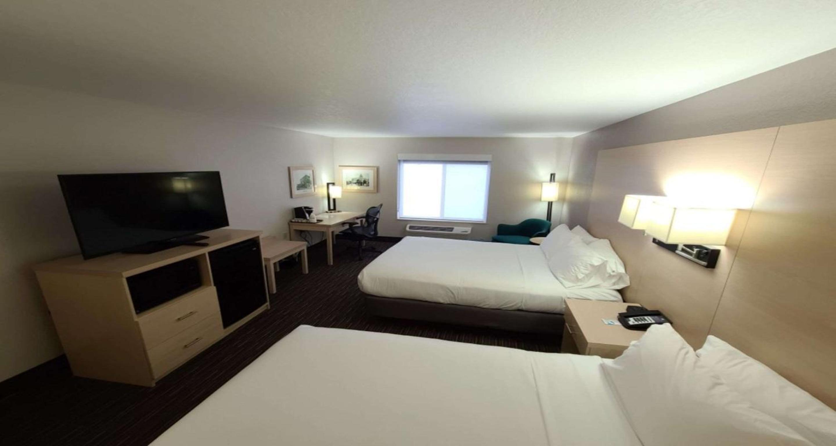 Queen Room with Two Queen Beds - Non-Smoking photo 1