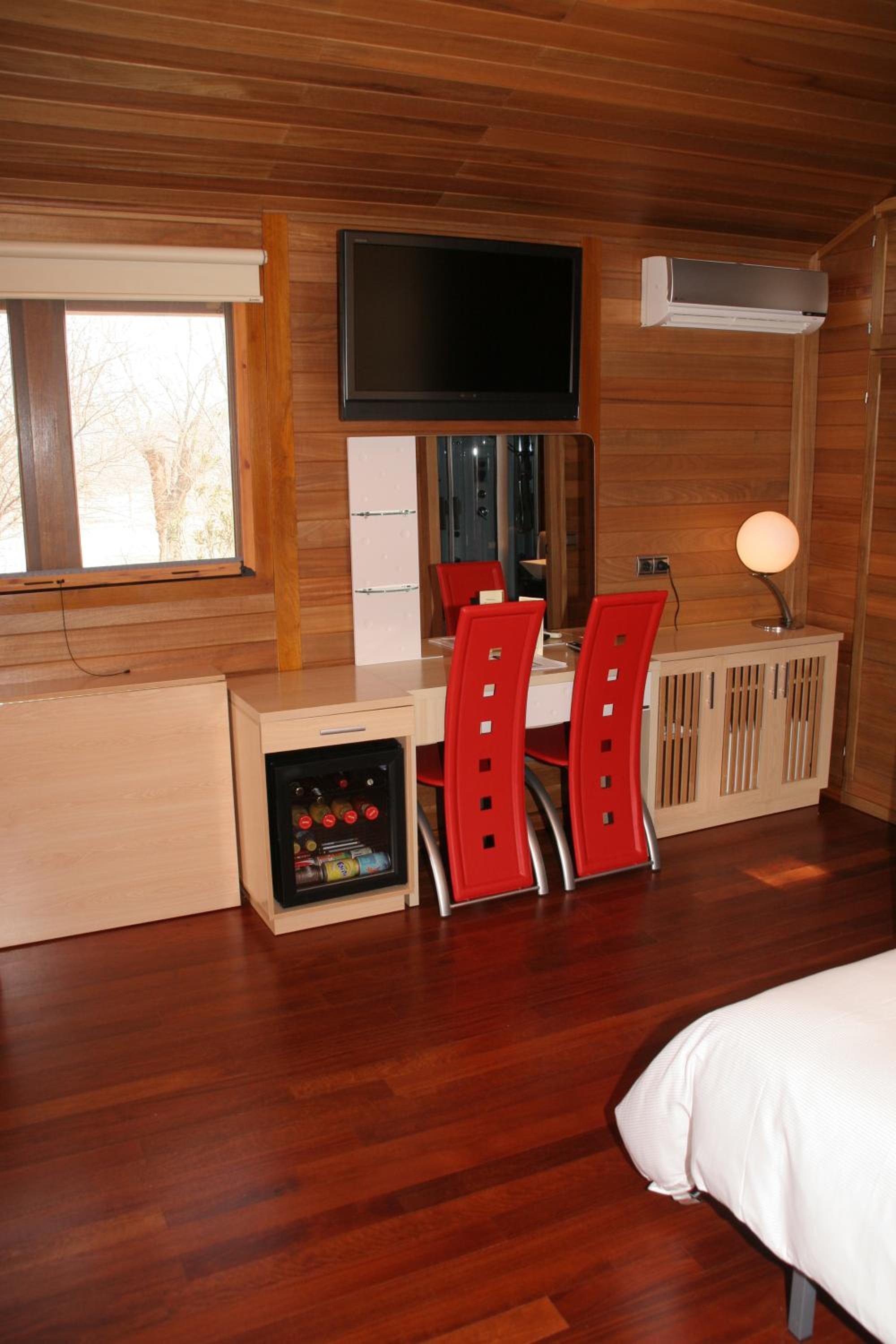 Bungalow (2 Adults) - Photo 3
