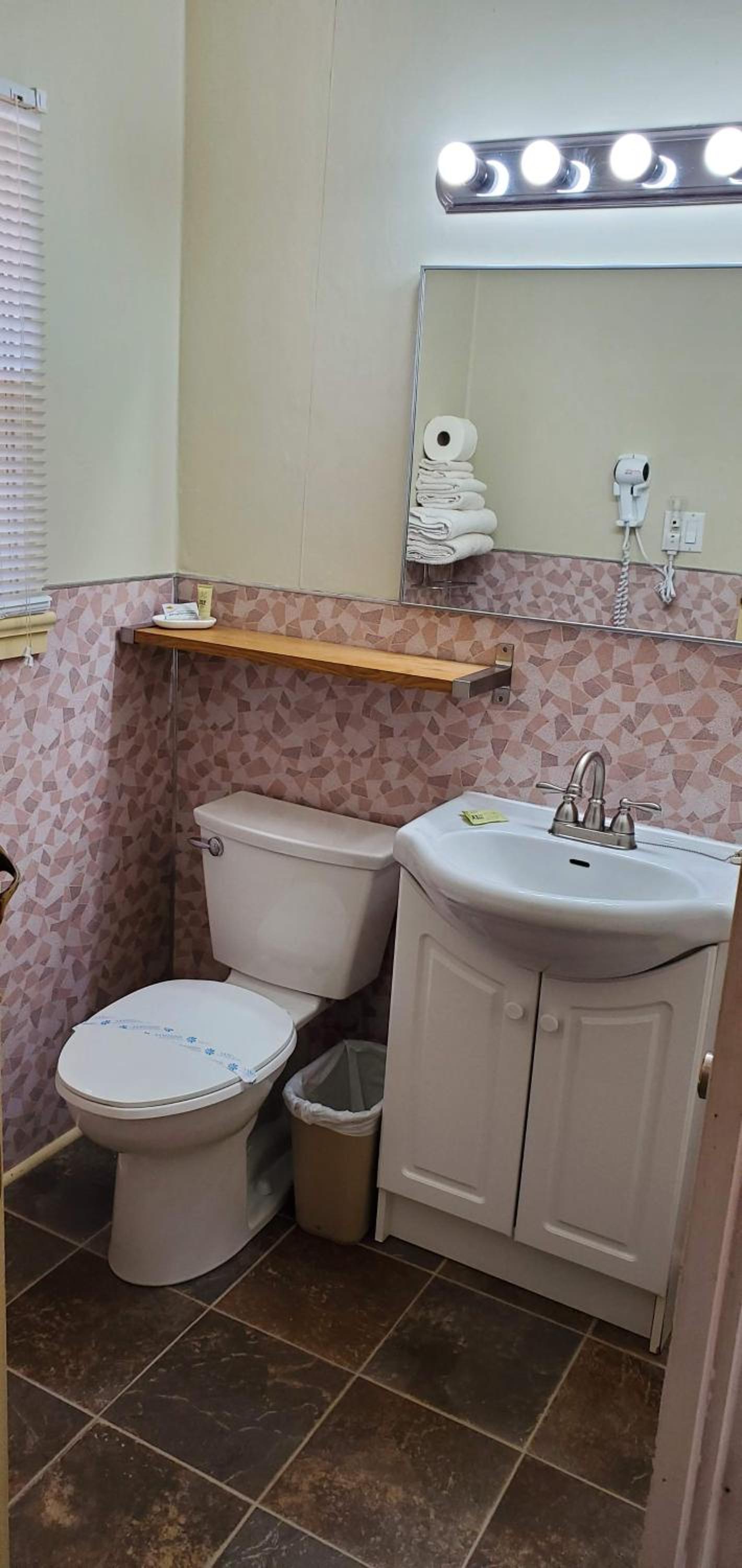 Deluxe Queen Room - Photo 8
