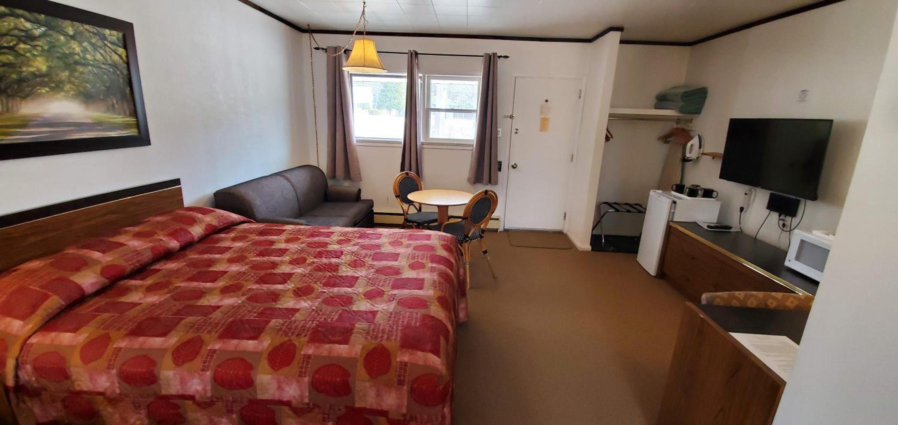 Deluxe Queen Room with Two Queen Beds - Photo 3