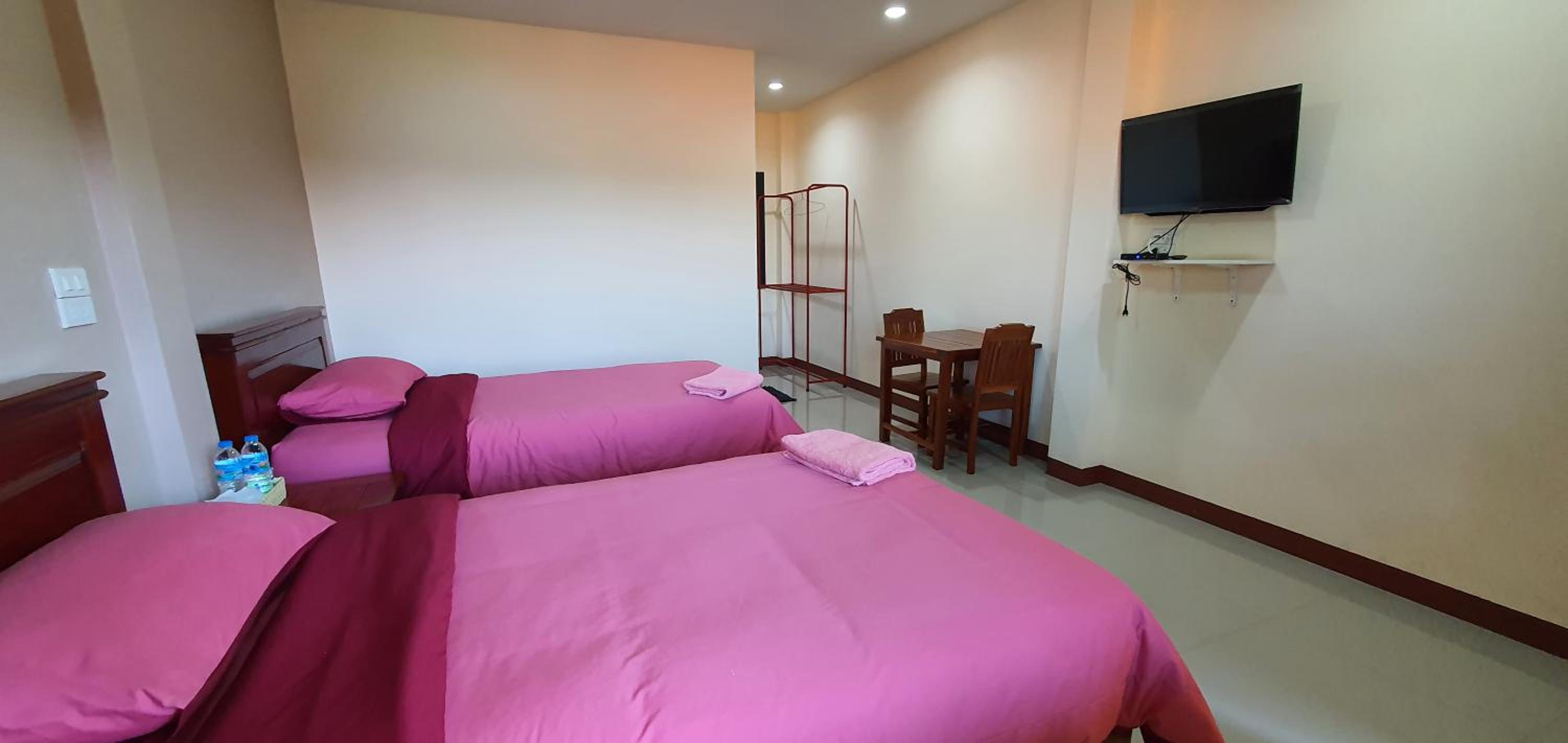 Twin Room with Bathroom - Photo 2