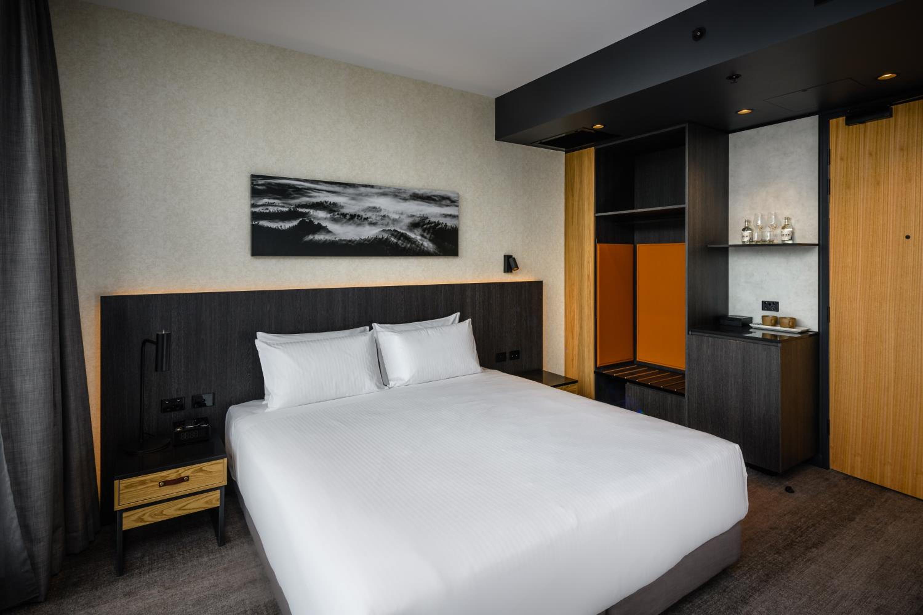 Classic Interior Room with King Bed - Photo 3