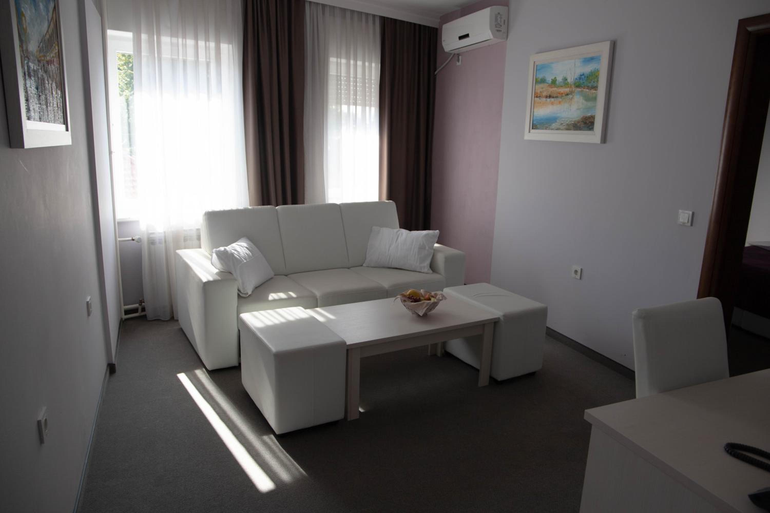 Family Room - Photo 5