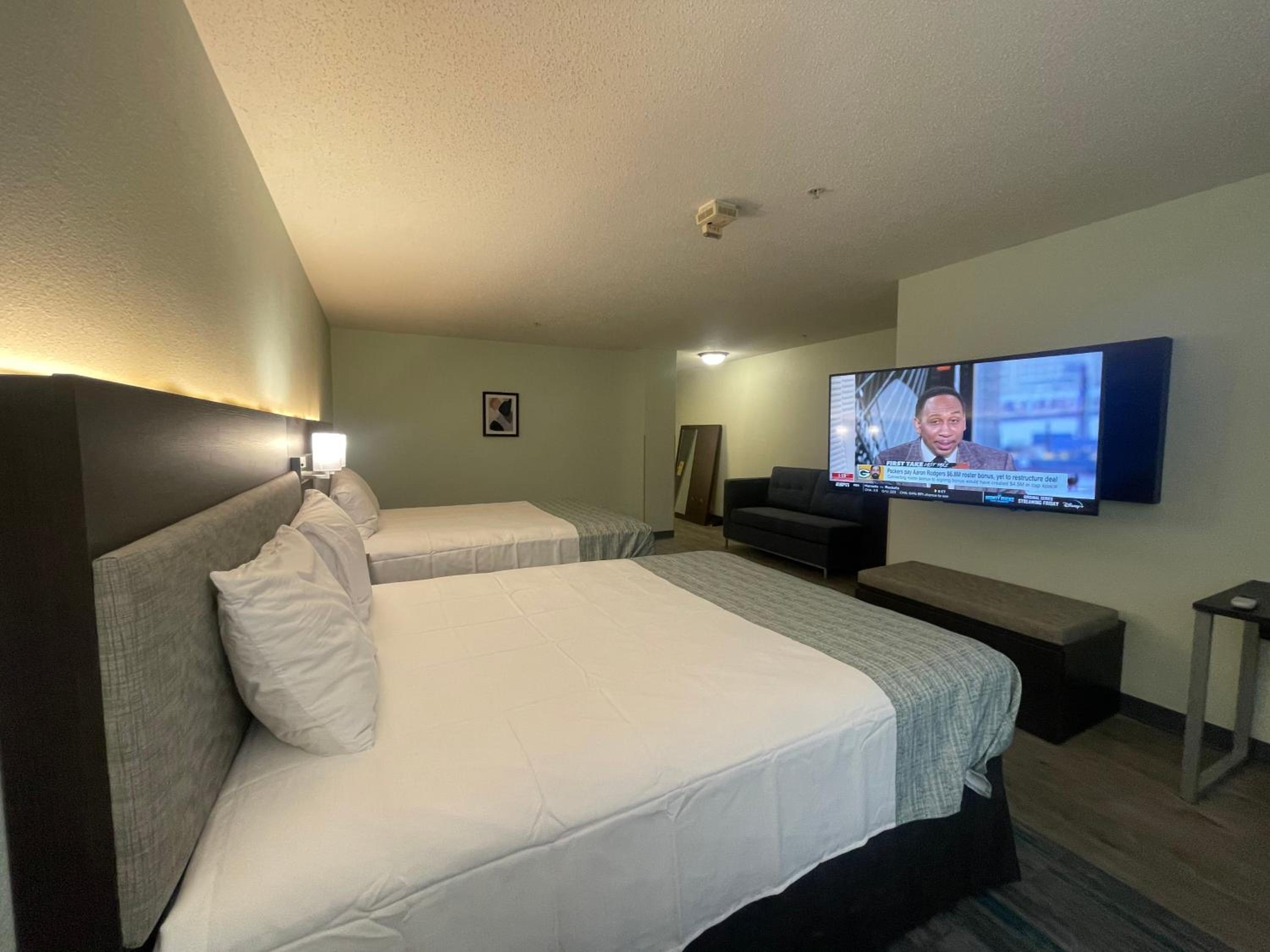 Queen Room with Two Queen Beds - Non-Smoking - Photo 1