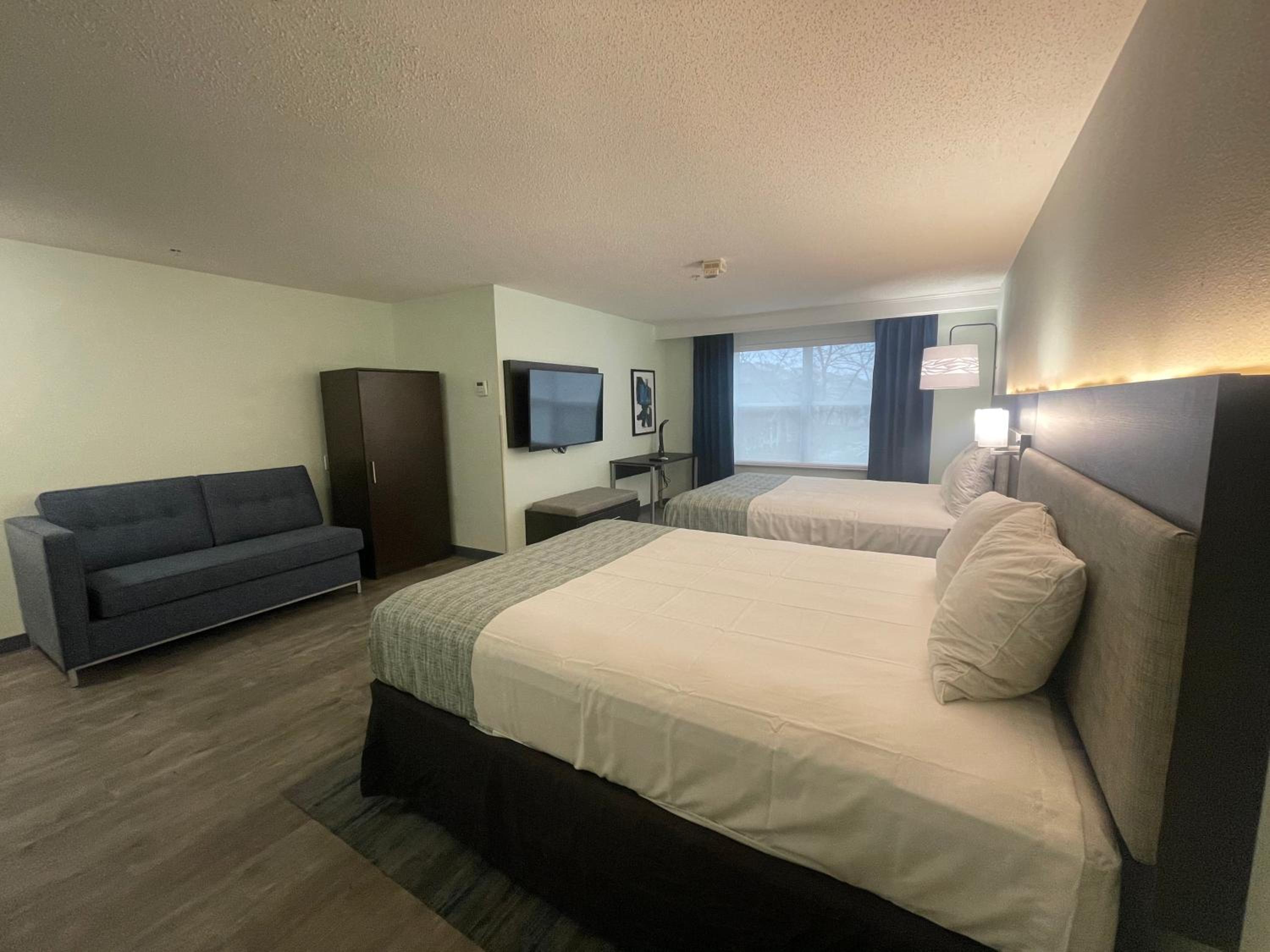 Queen Room with Two Queen Beds - Non-Smoking - Photo 4