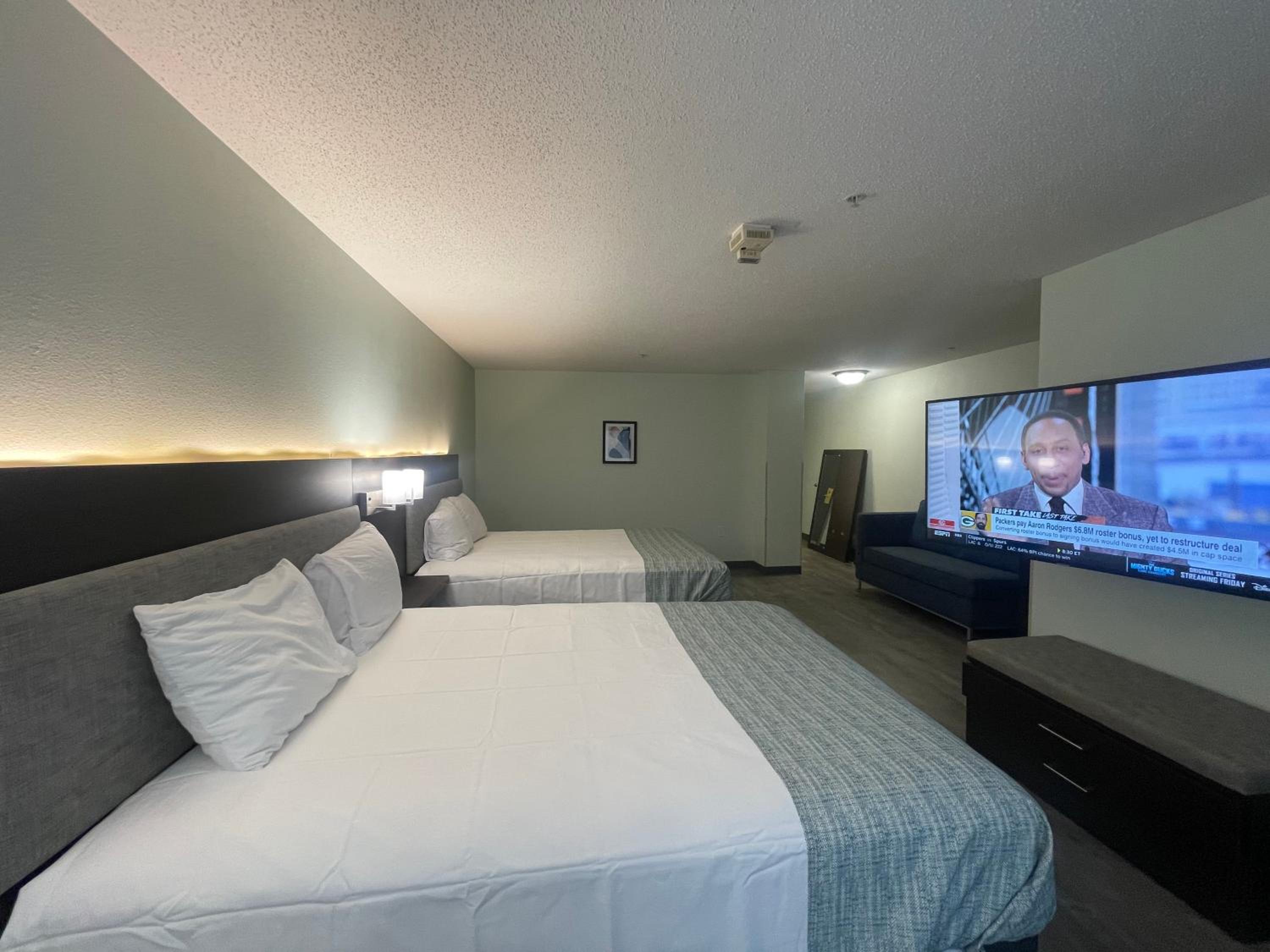 Queen Room with Two Queen Beds - Non-Smoking - Photo 2