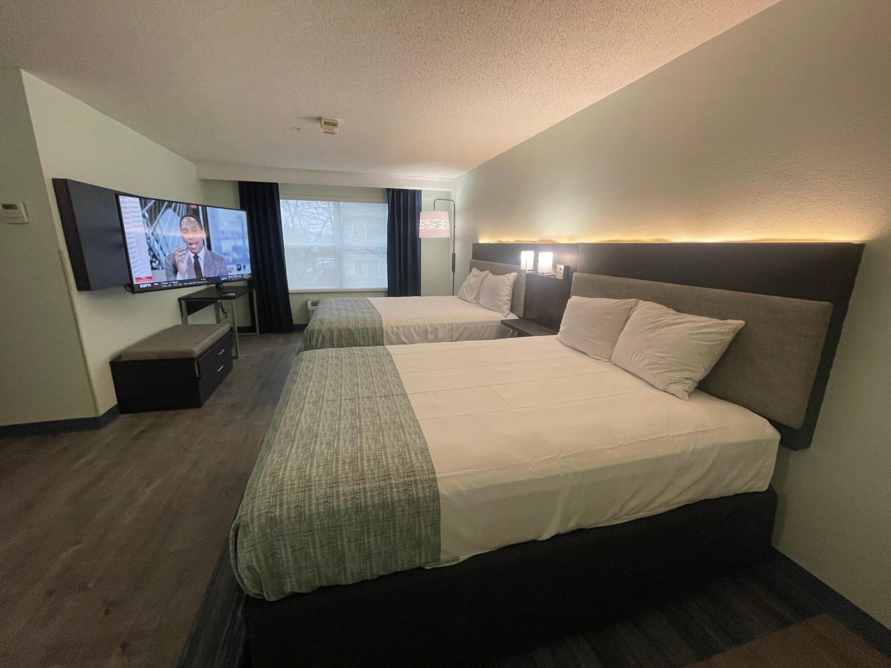 Queen Room with Two Queen Beds - Non-Smoking - Photo 3
