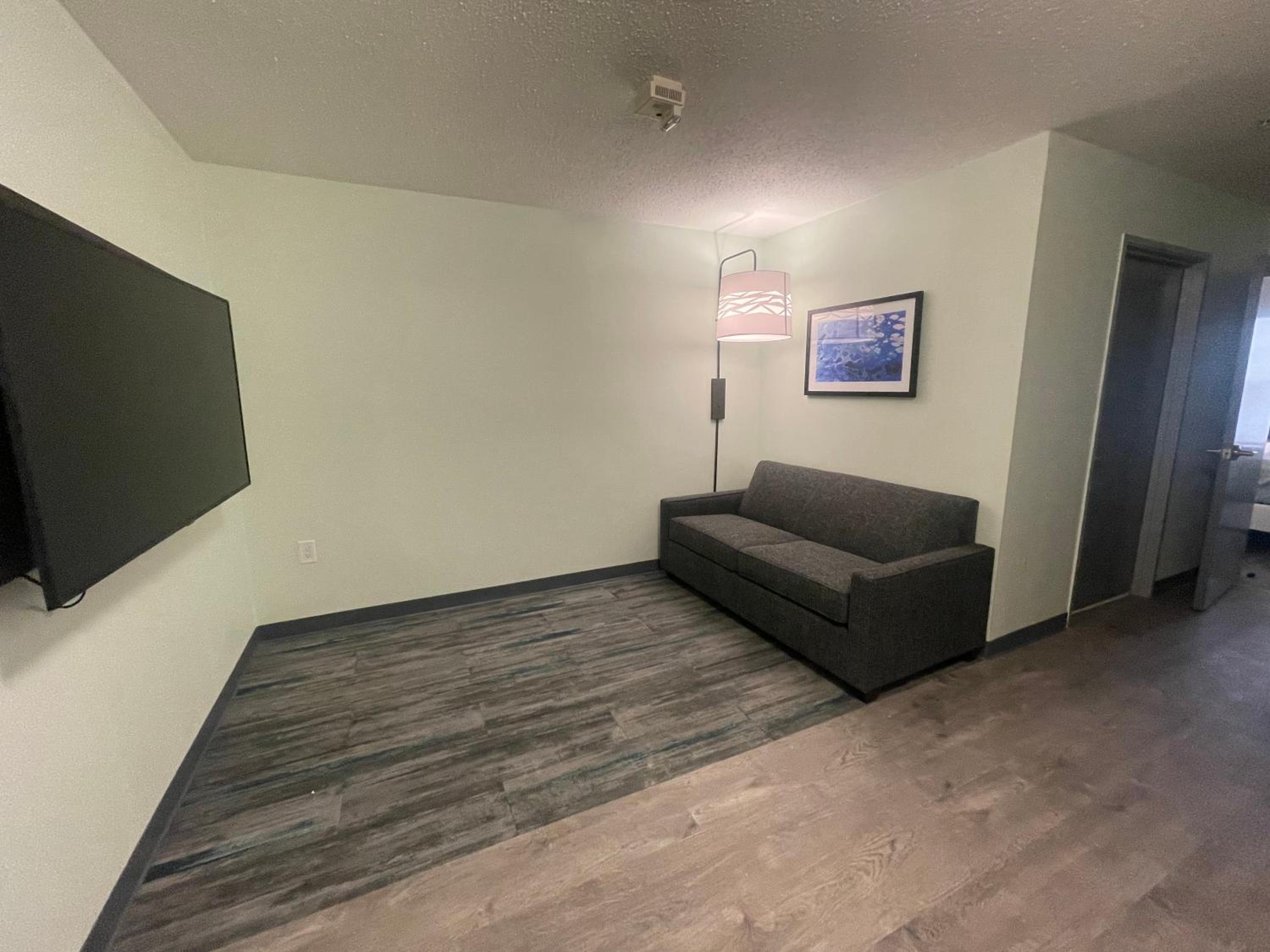 One-Bedroom King Suite - Non-Smoking - Photo 3