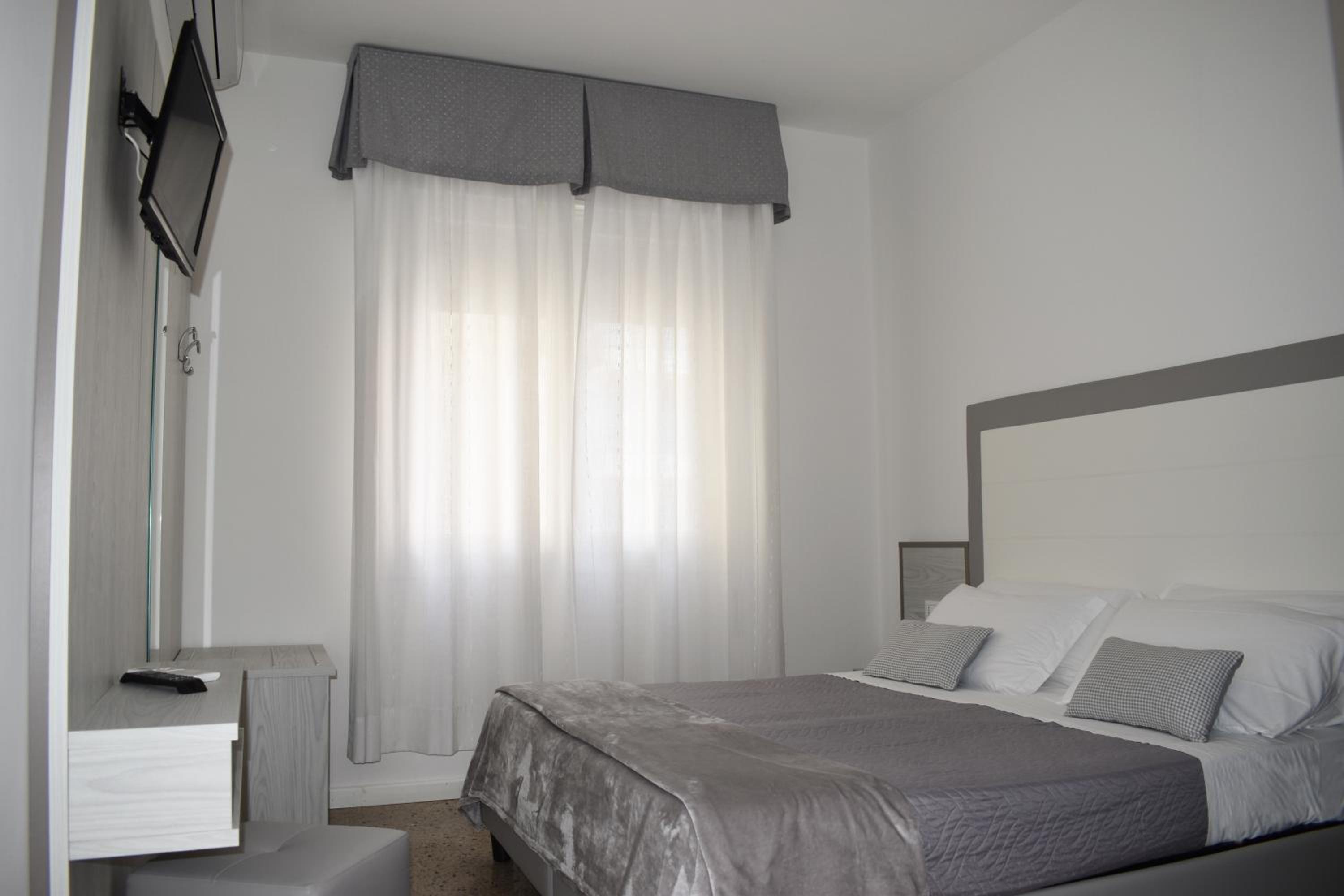Double or Twin Room with Balcony photo 3