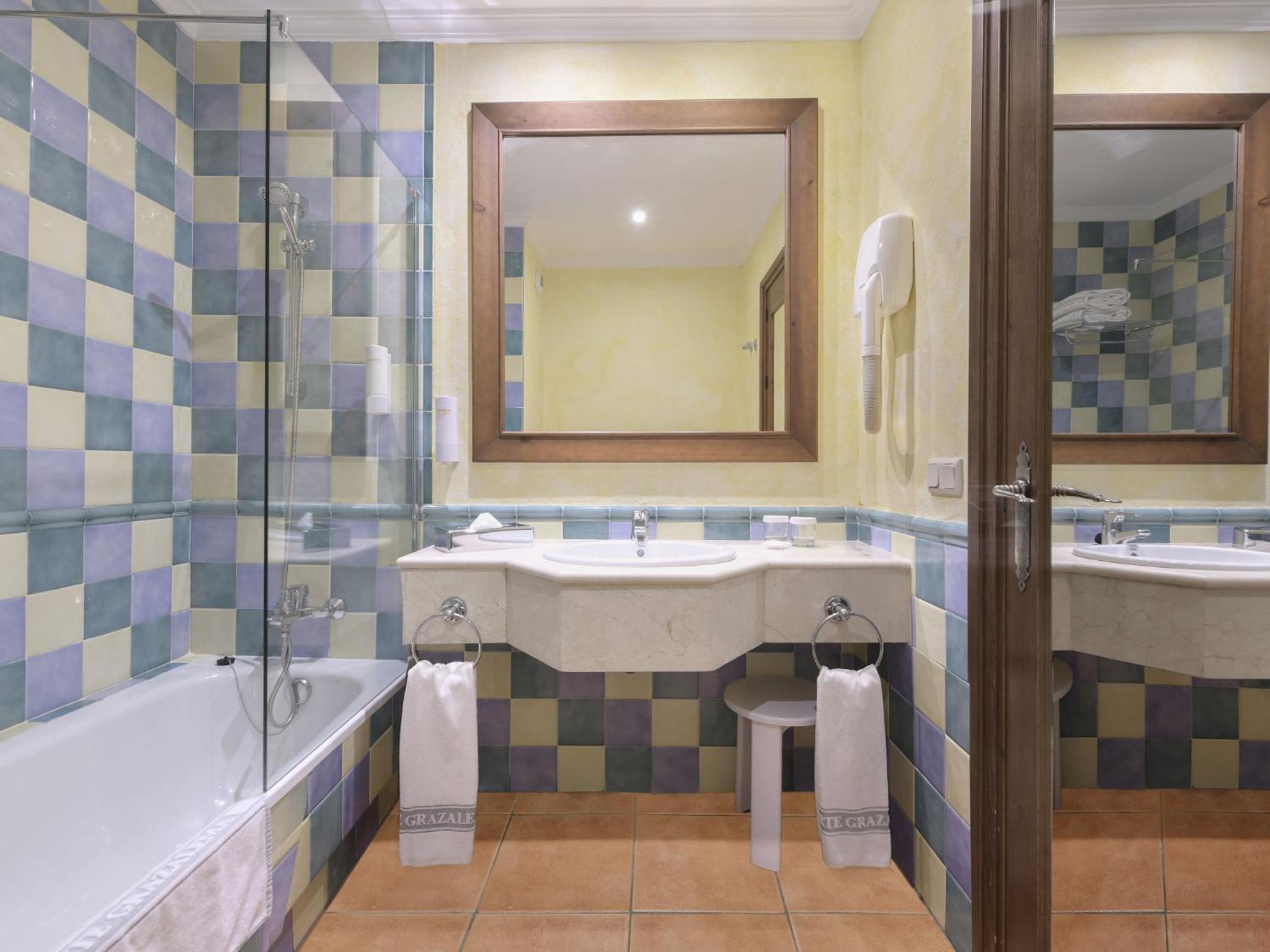 Double or Twin Room with Mountain View - Photo 2