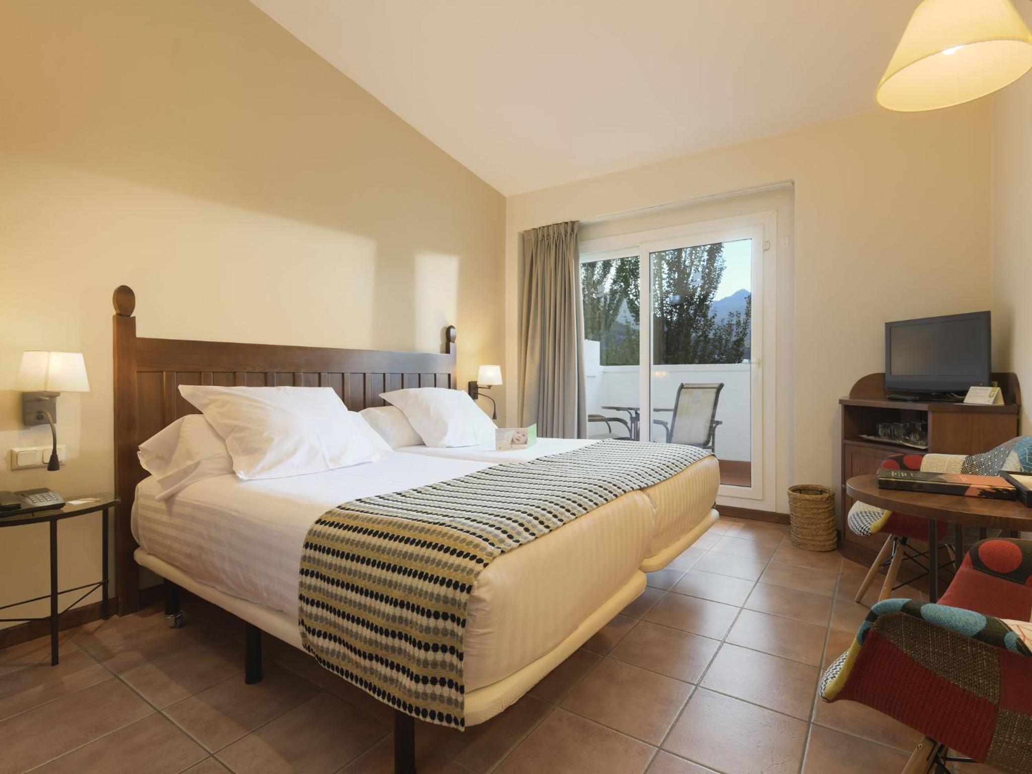 Double or Twin Room with Mountain View - Photo 1