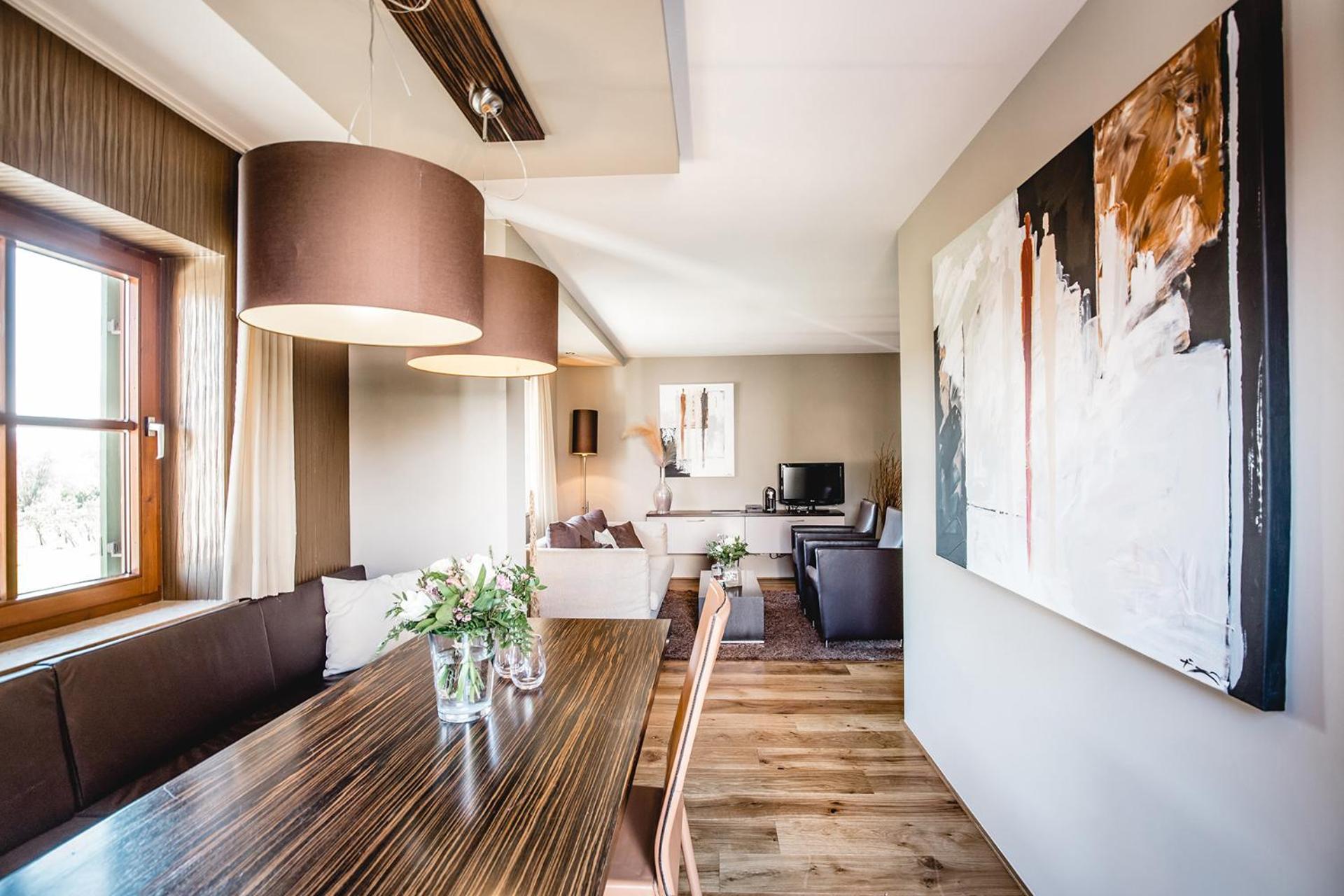 Suite - Photo 1