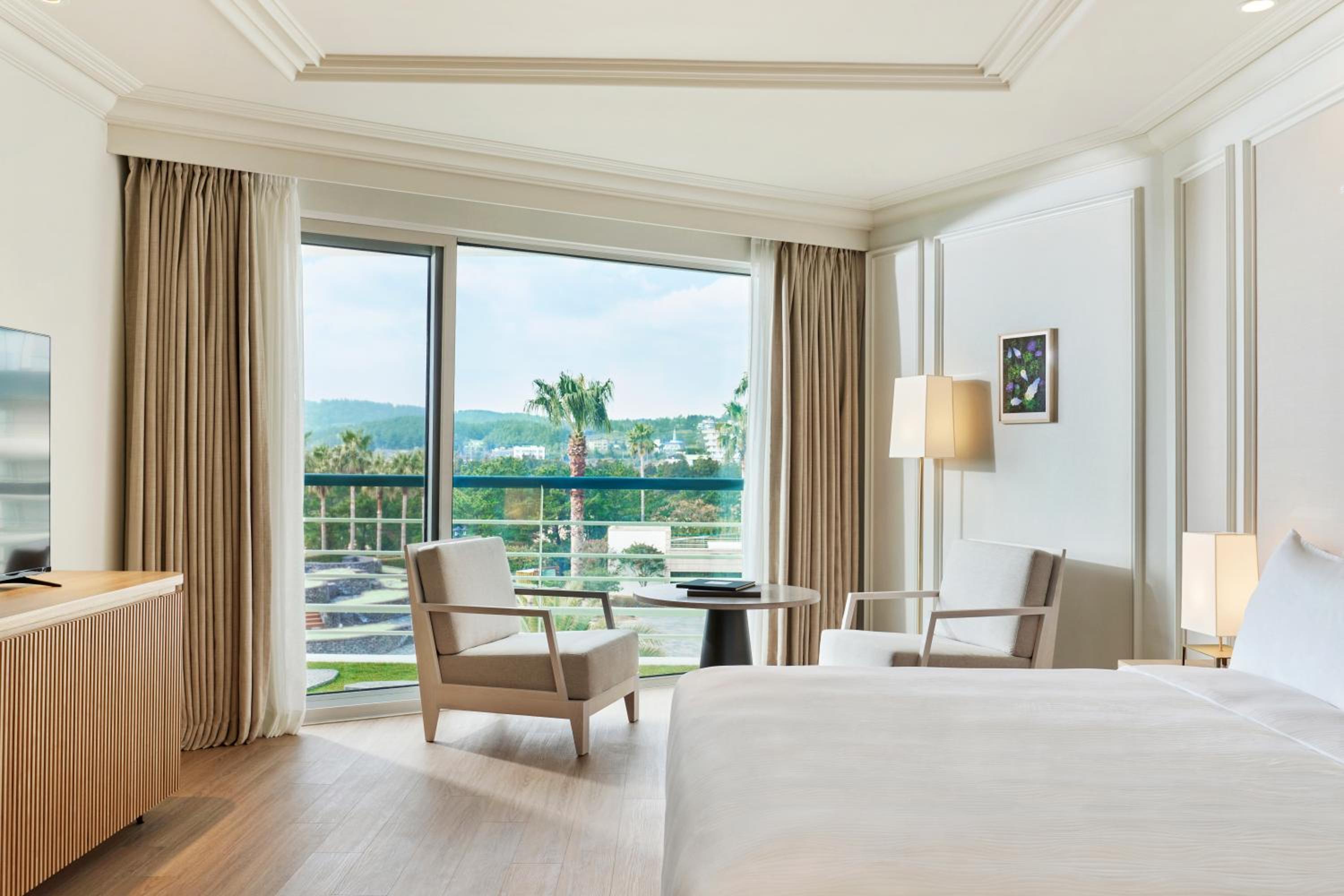 Deluxe King, Poolside View (Peak. Pool Sun Bed (2hours) + 2drinks)