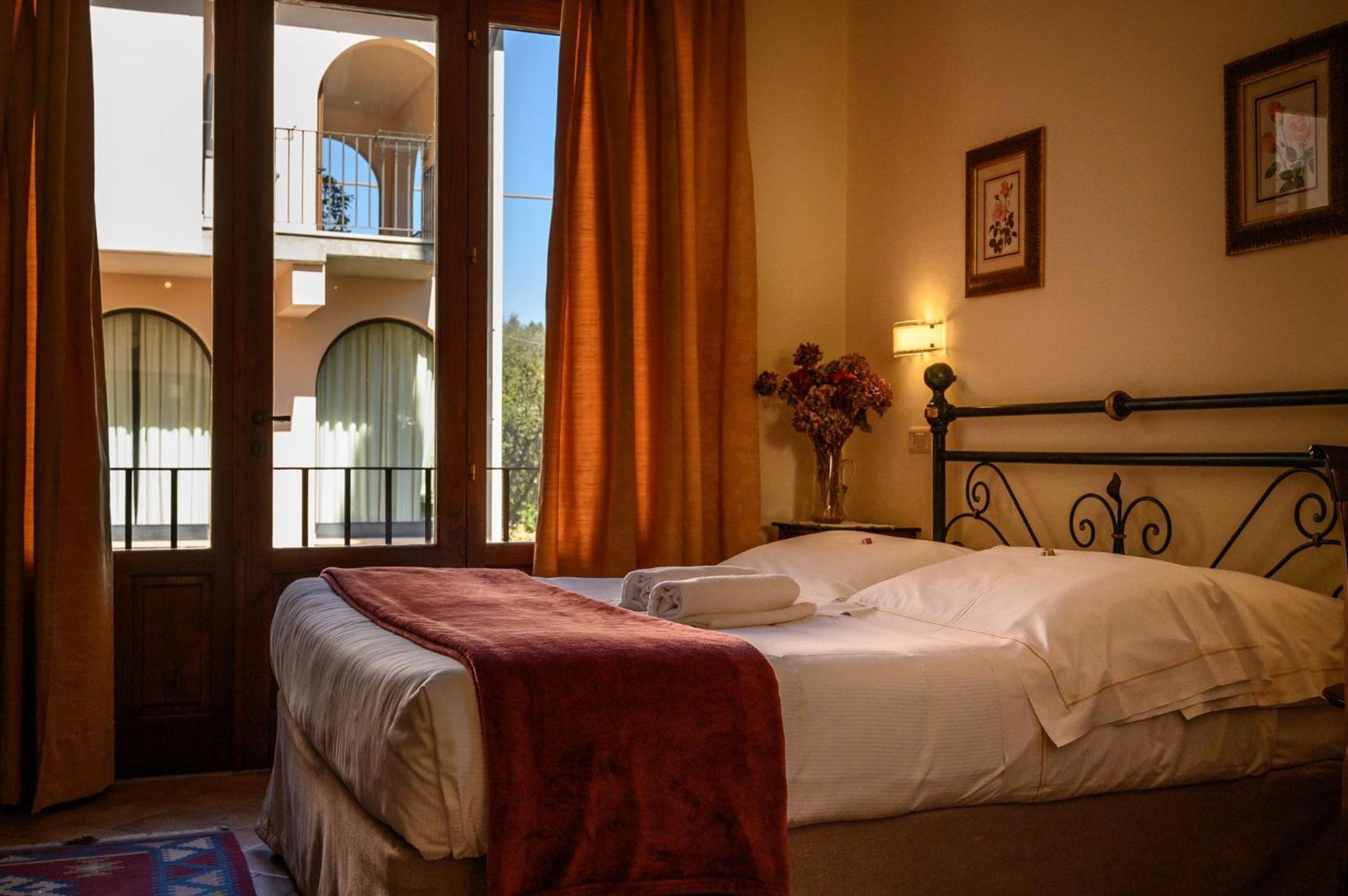 Double or Twin Room with Garden View - Photo 11