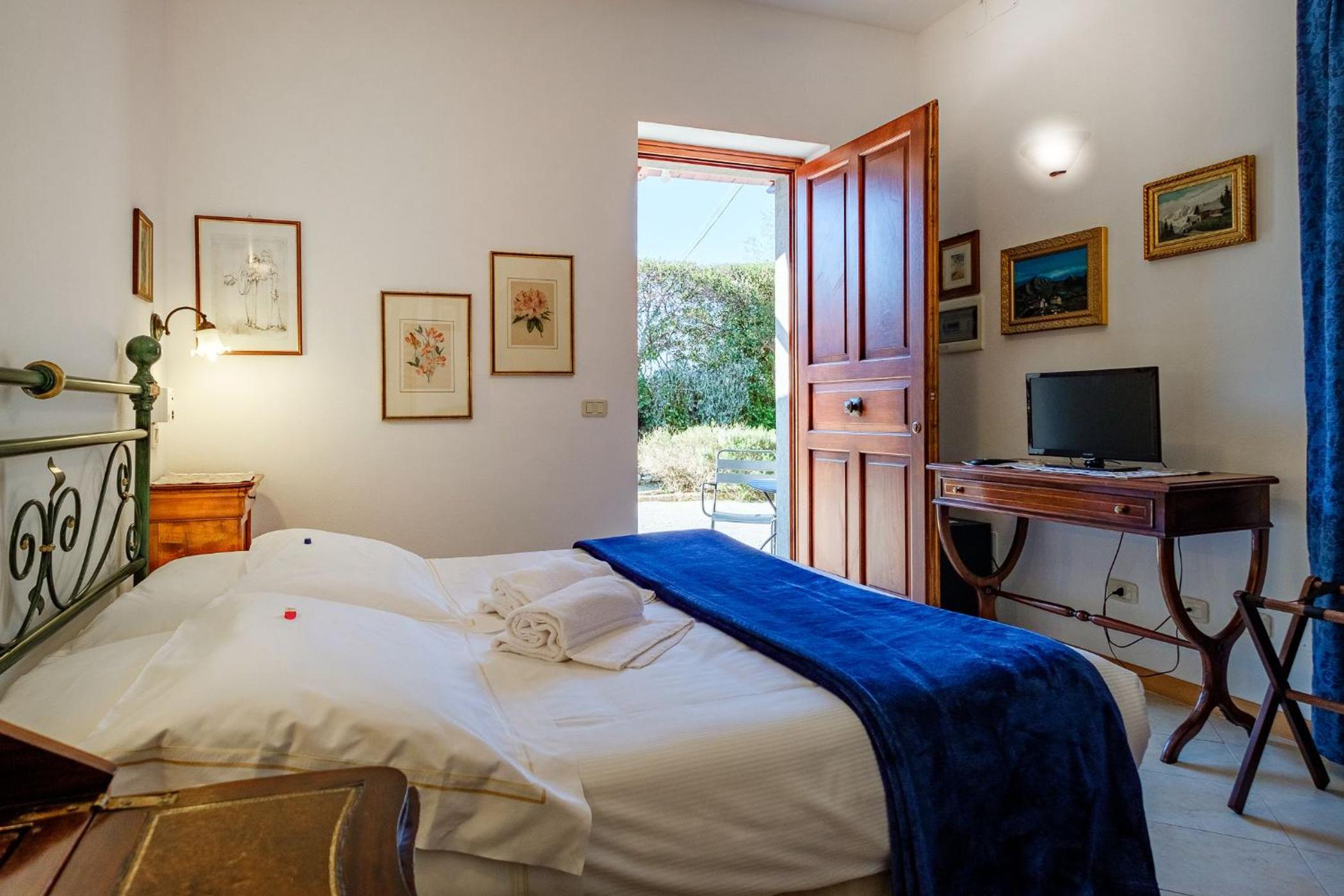 Double or Twin Room with Garden View - Photo 18