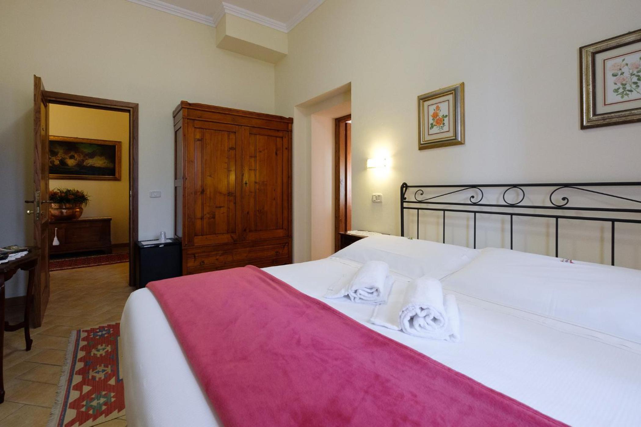 Double or Twin Room with Garden View - Photo 8