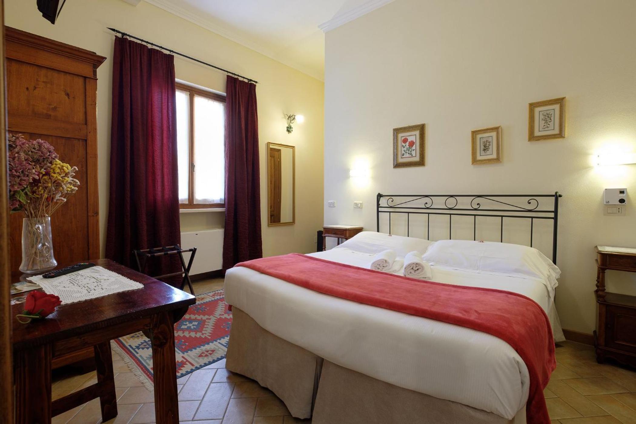Double or Twin Room with Garden View - Photo 10