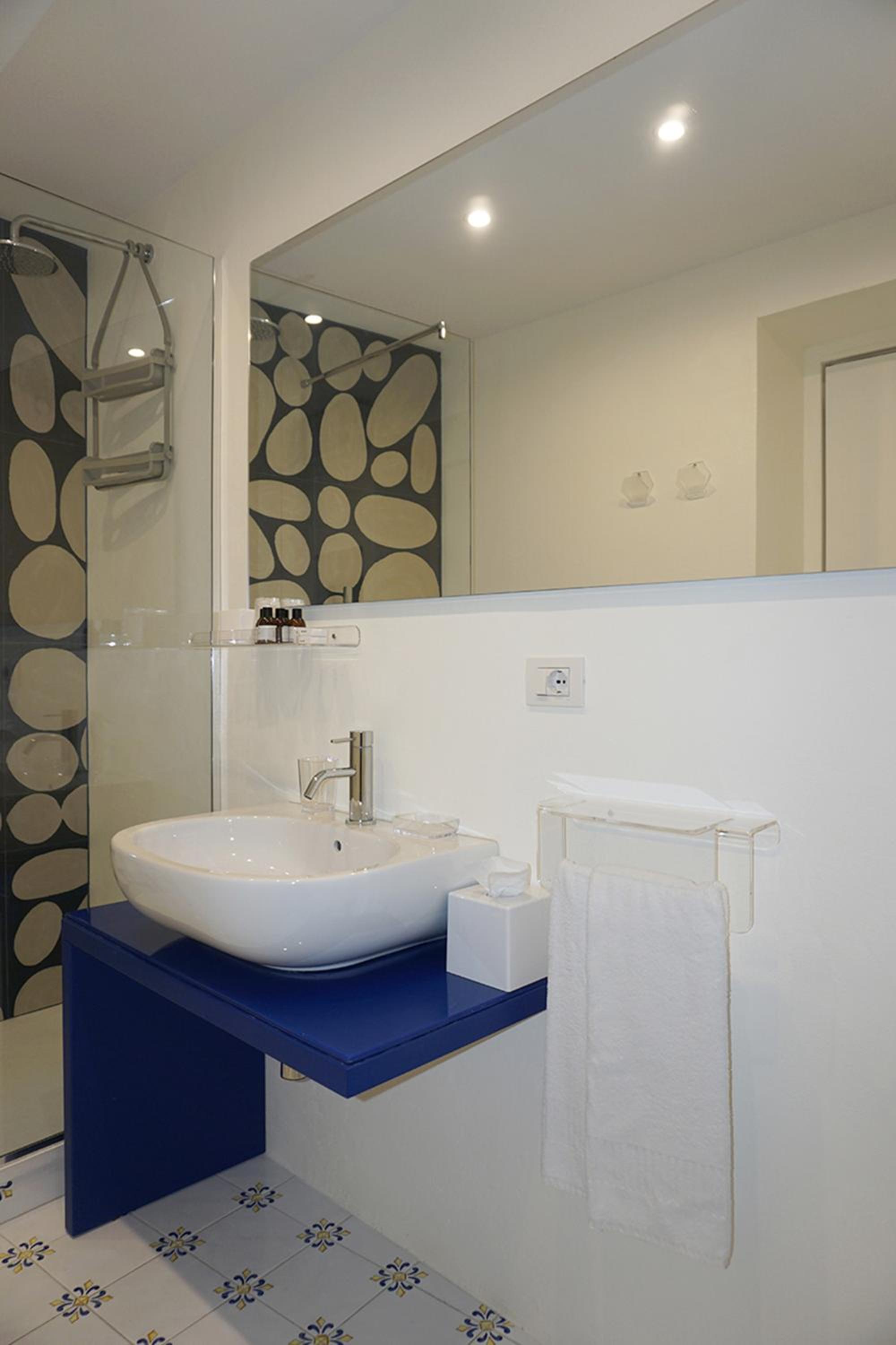 Double Room with Balcony and Sea View - Photo 7