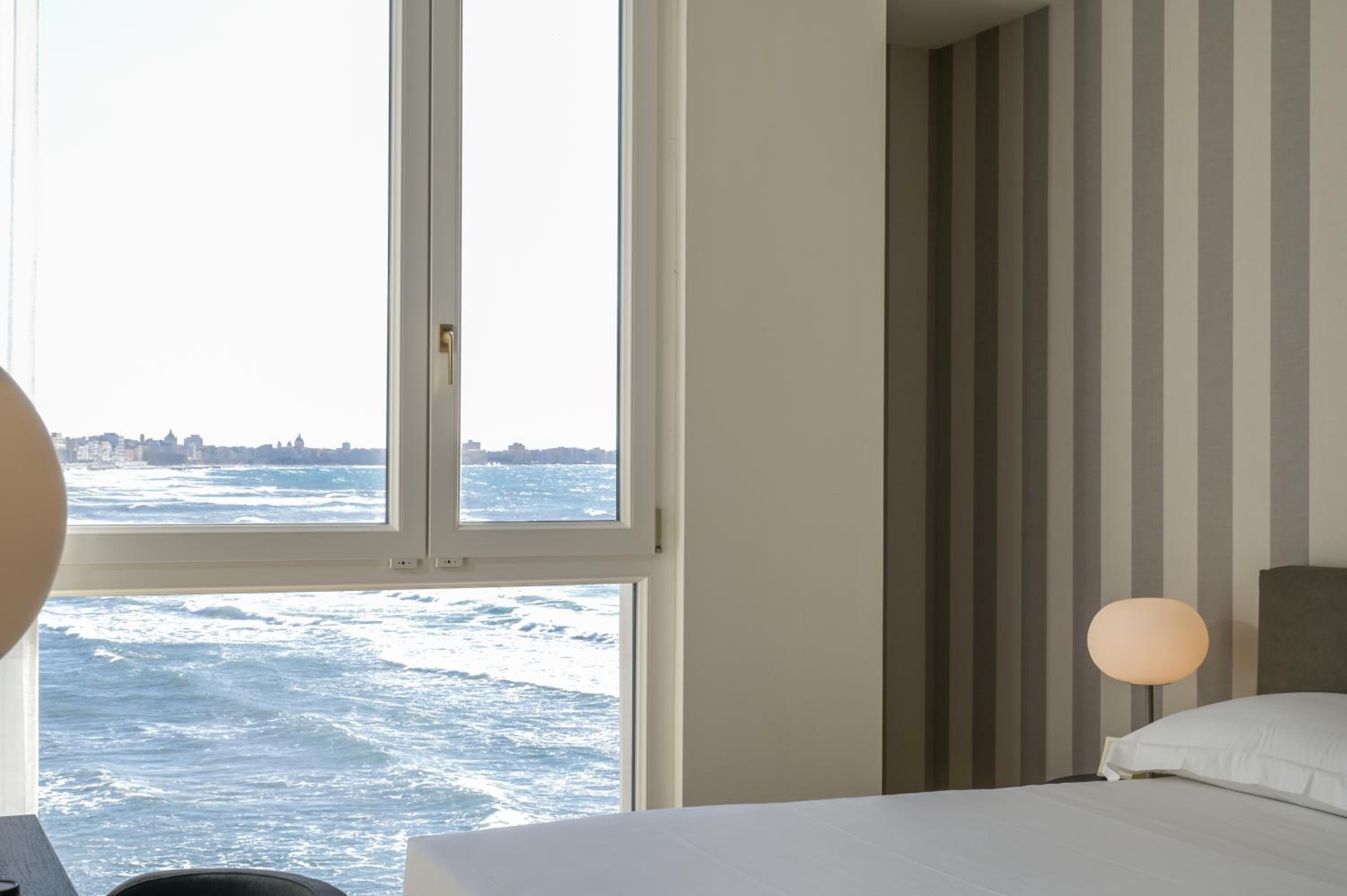 Double or Twin Room with Sea View - Photo 4