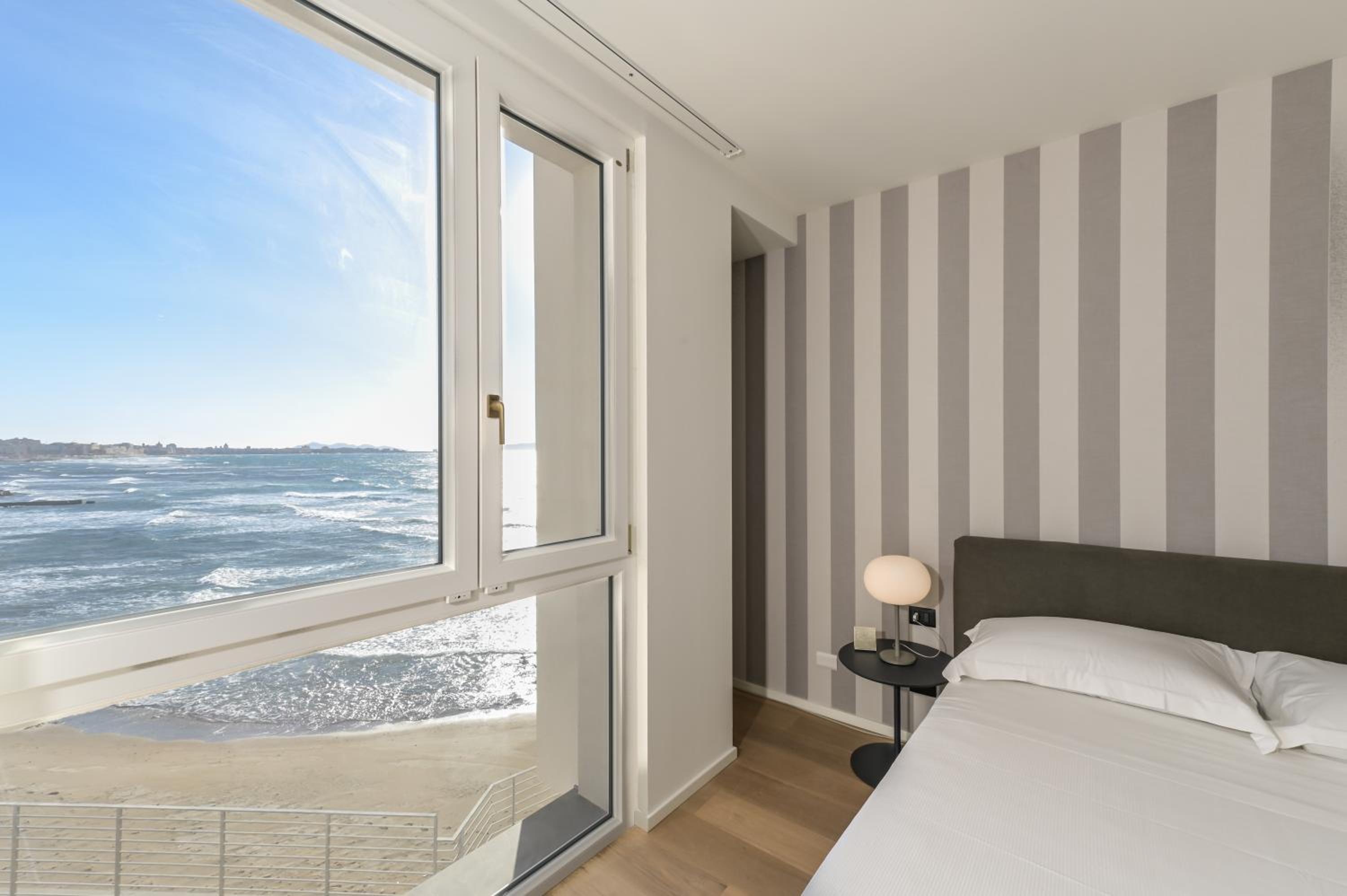 Double or Twin Room with Sea View - Photo 5